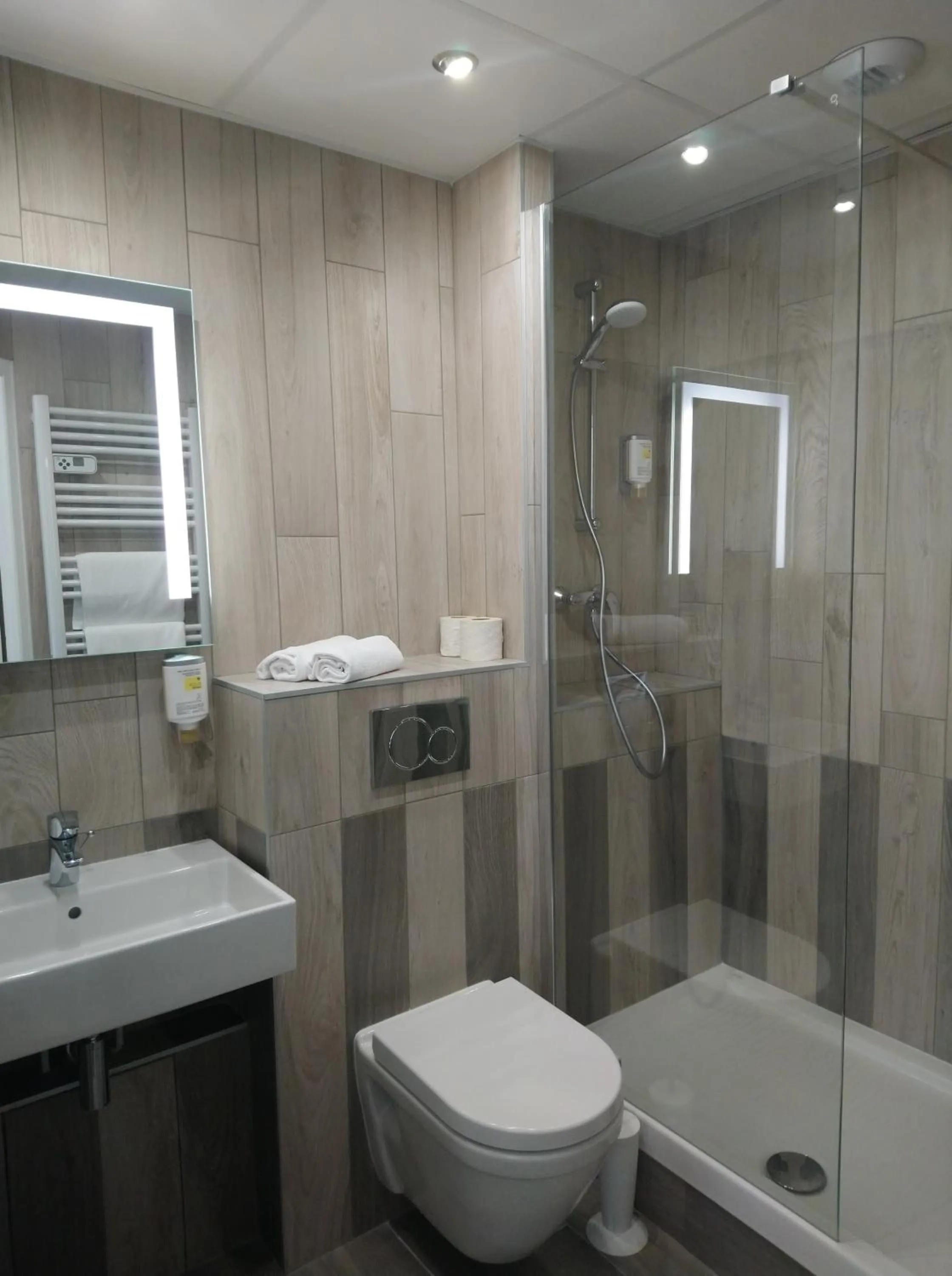 Bathroom in Hôtel du Golf Saint-Laurent