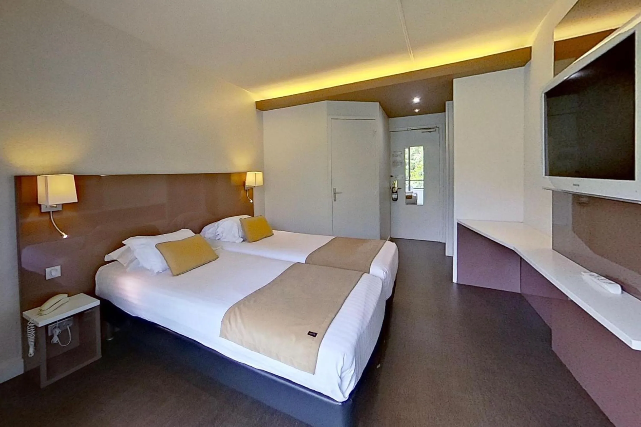 Balcony/Terrace, Bed in Hôtel du Golf Saint-Laurent