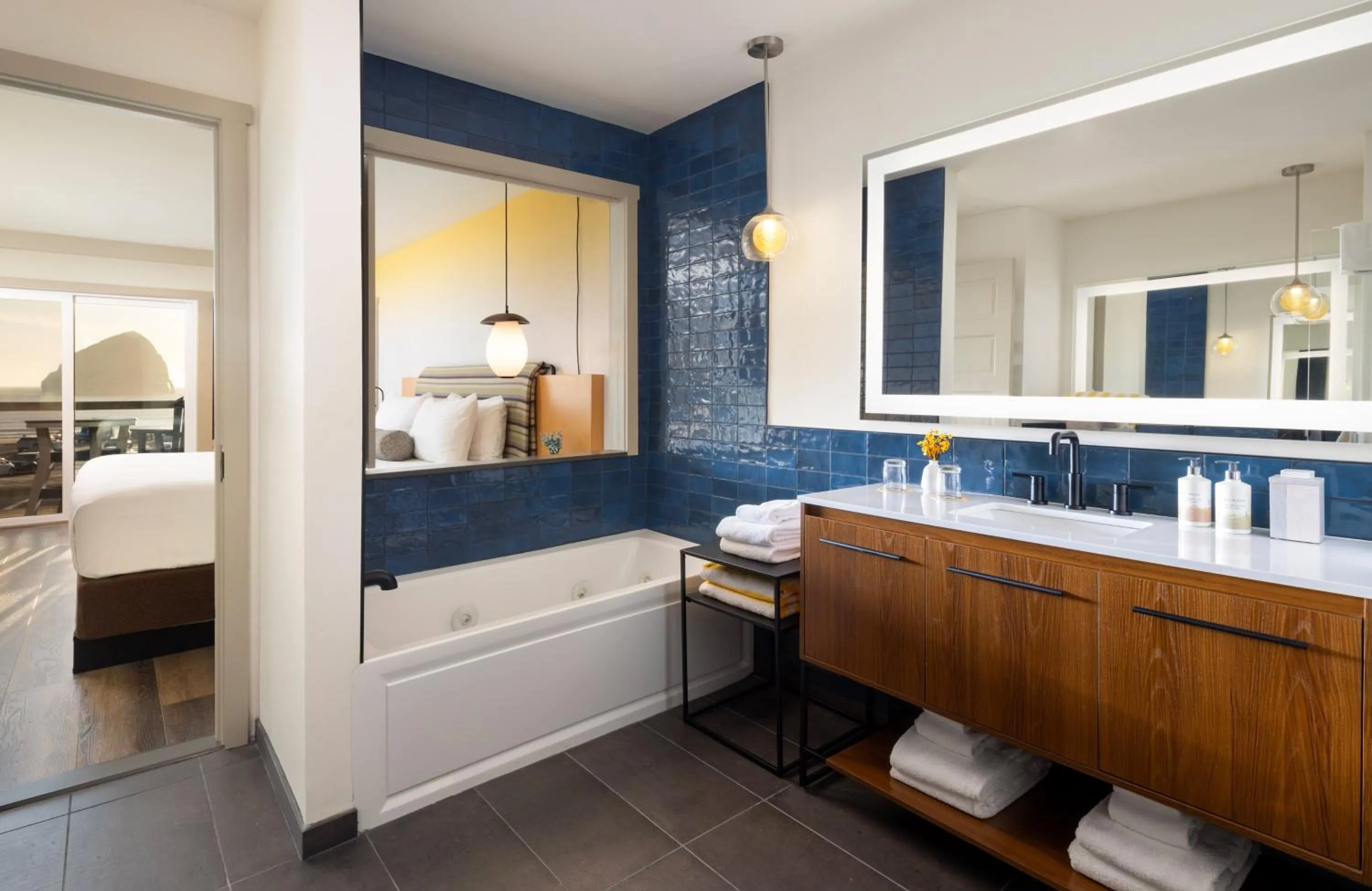 Bathroom, Bed in Inn at Cape Kiwanda