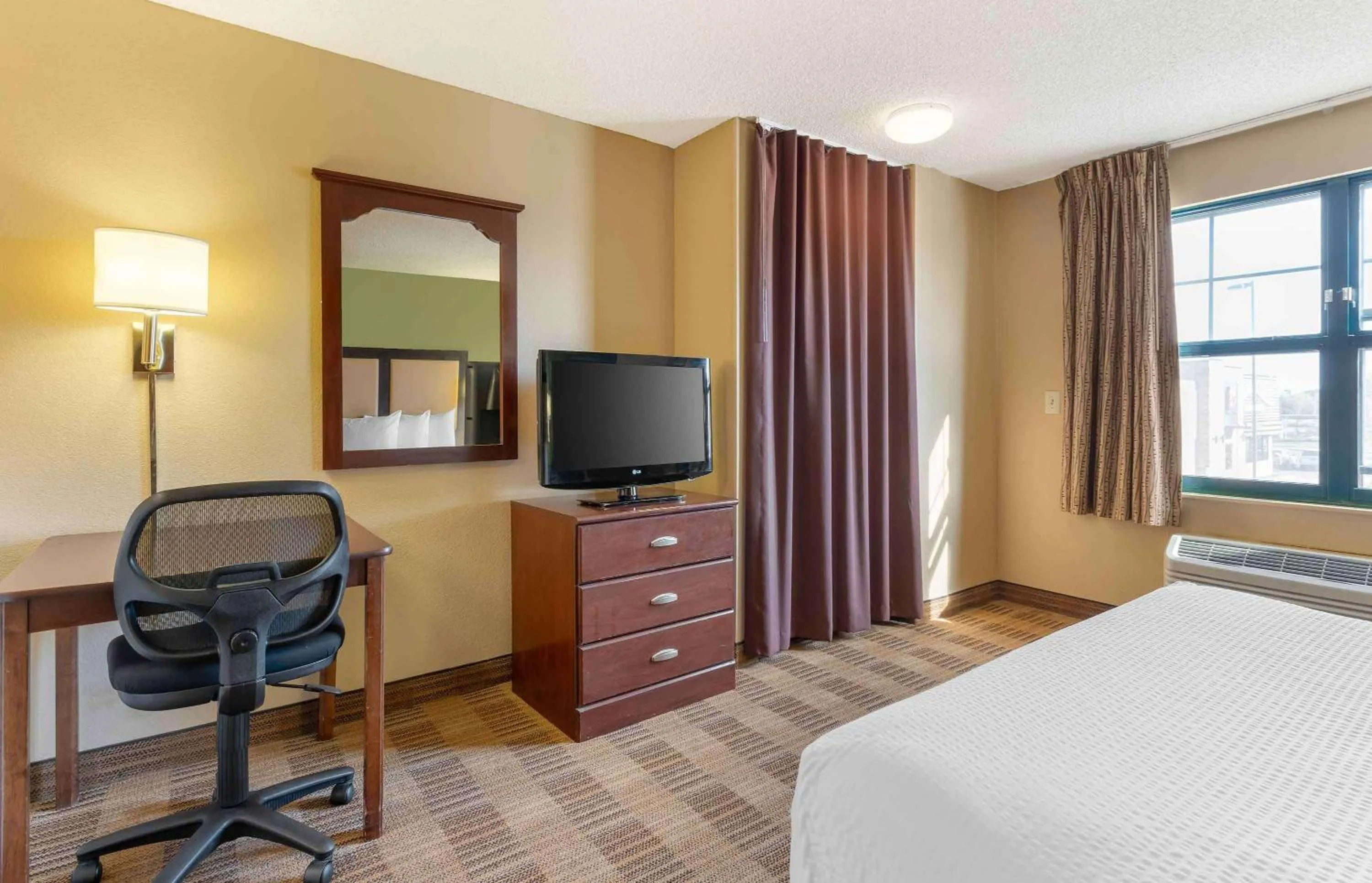 Bedroom, Bed in Extended Stay America Suites - Sacramento - Vacaville