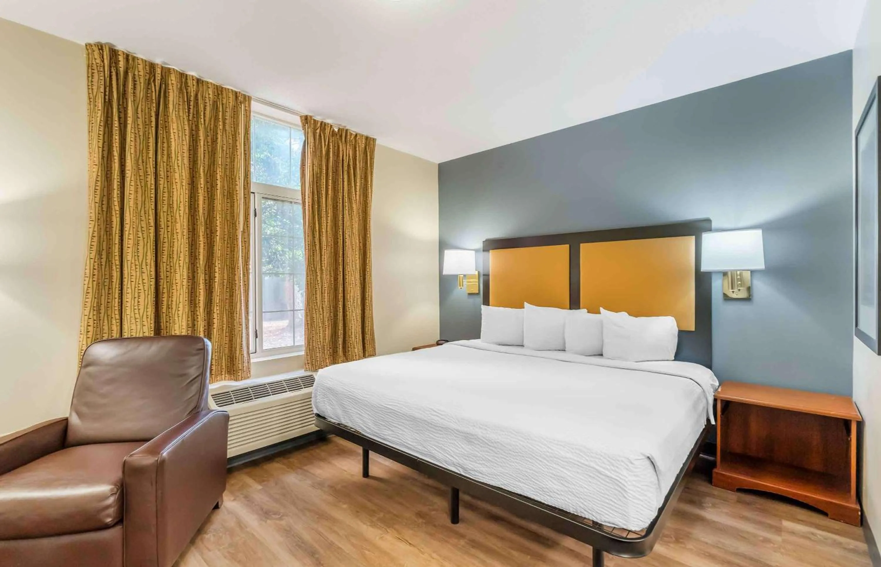 Bedroom, Bed in Extended Stay America Suites - Chesapeake - Greenbrier Circle