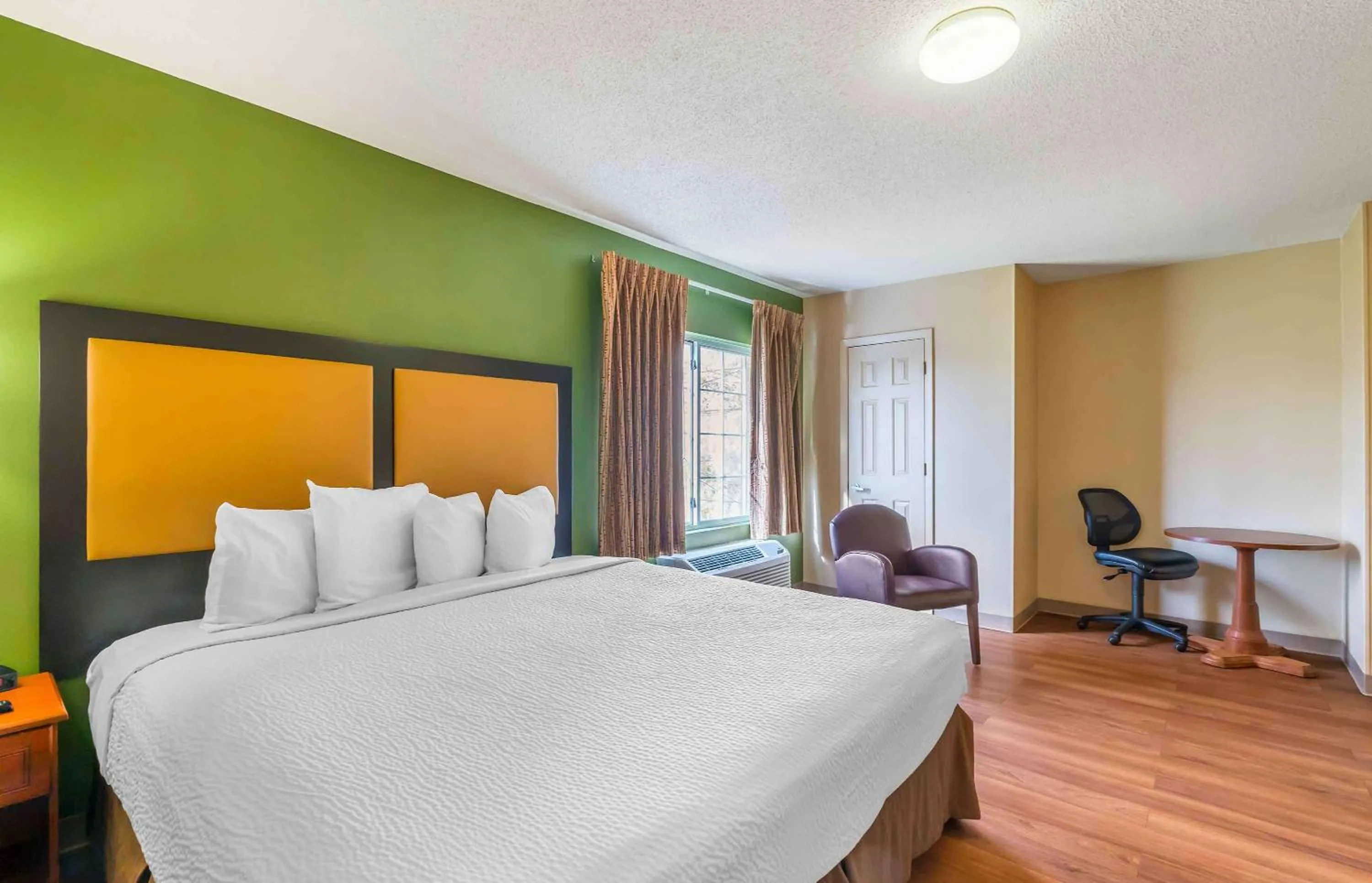 Bedroom, Bed in Extended Stay America Suites - Chesapeake - Greenbrier Circle