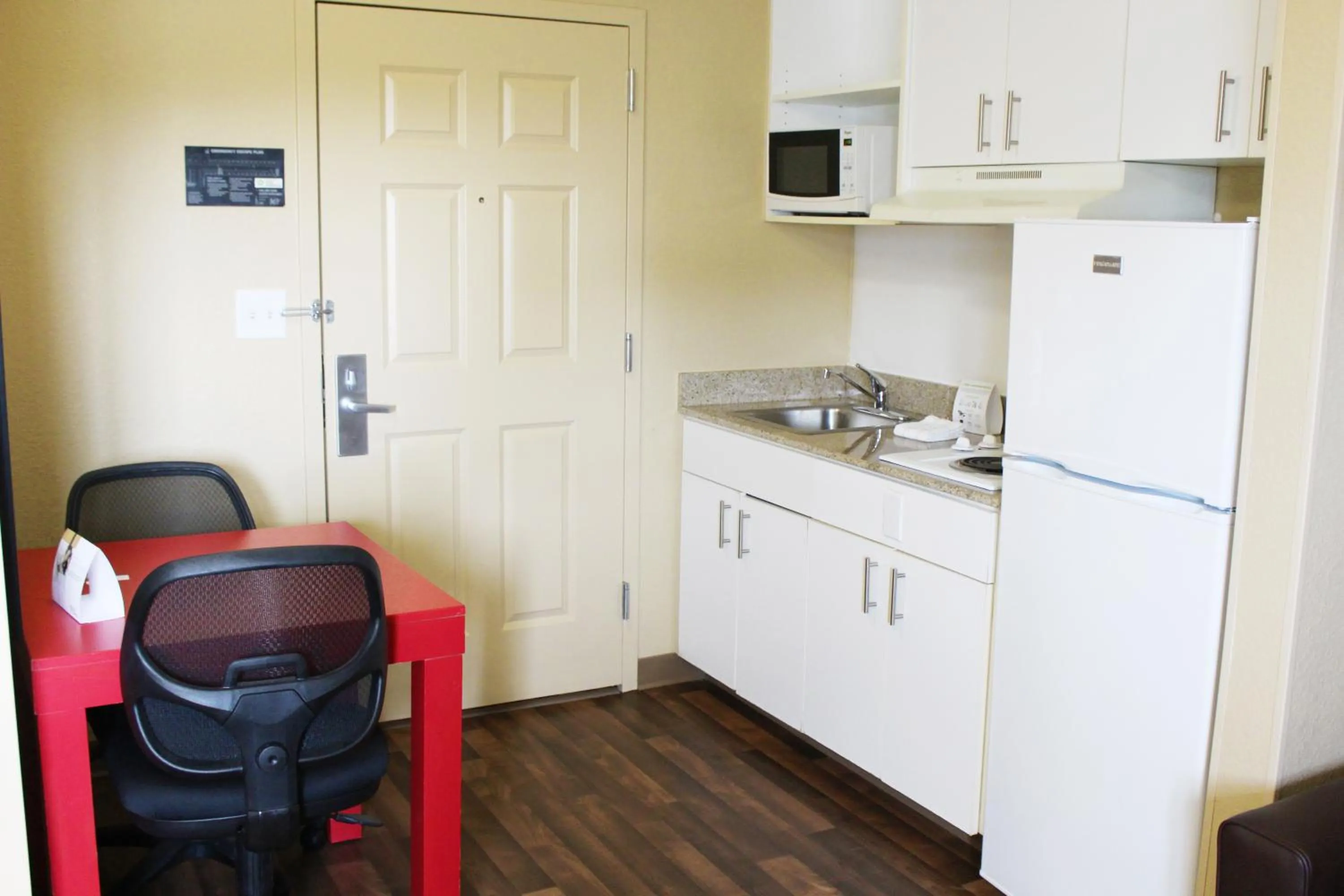 Kitchen or kitchenette in Extended Stay America Suites - Chesapeake - Greenbrier Circle