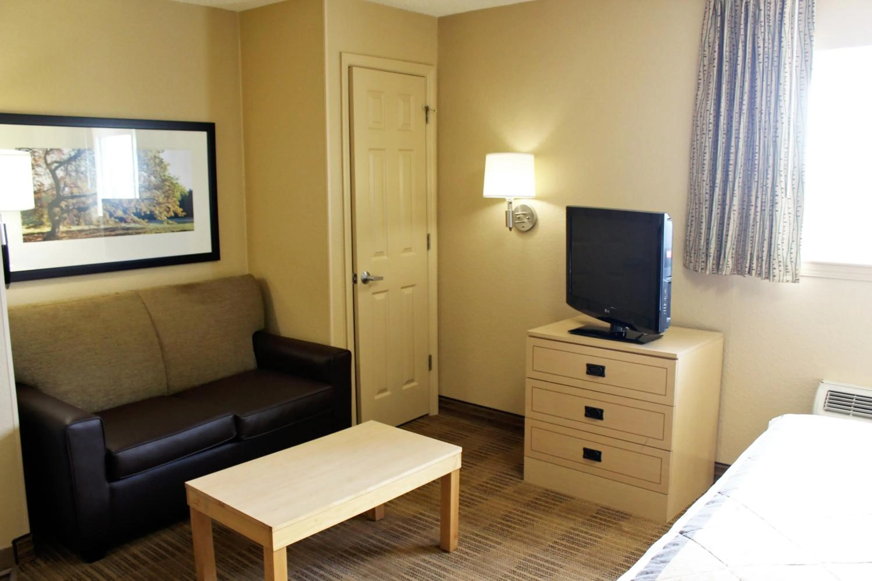 Living room, Bed in Extended Stay America Suites - Chesapeake - Greenbrier Circle