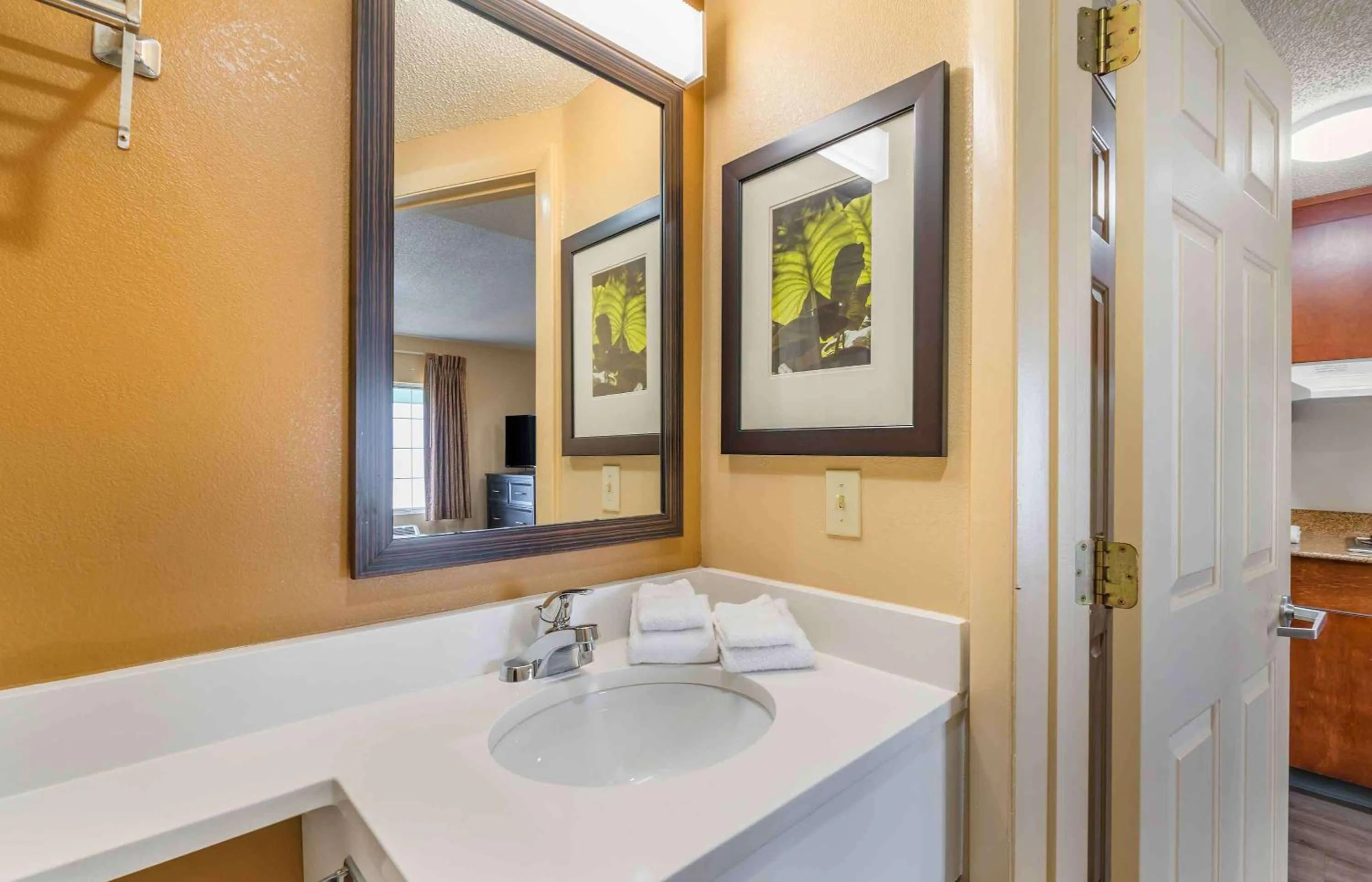 Bathroom in Extended Stay America Suites - Chesapeake - Greenbrier Circle