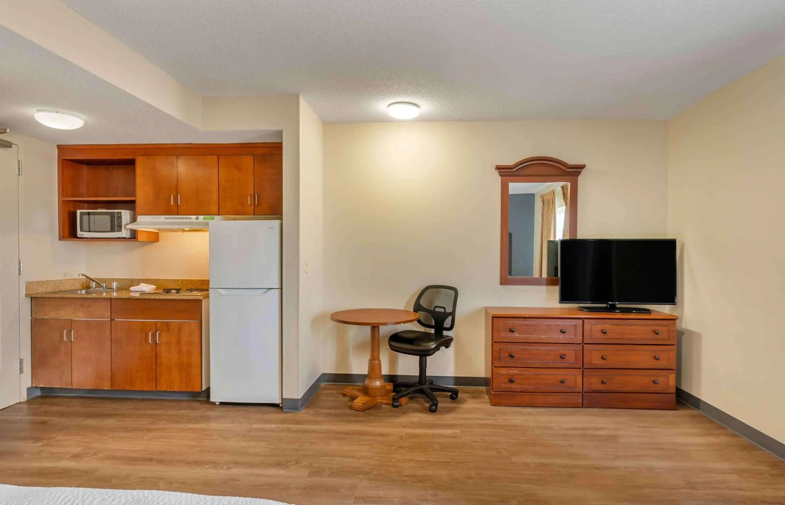 Bedroom in Extended Stay America Suites - Chesapeake - Greenbrier Circle