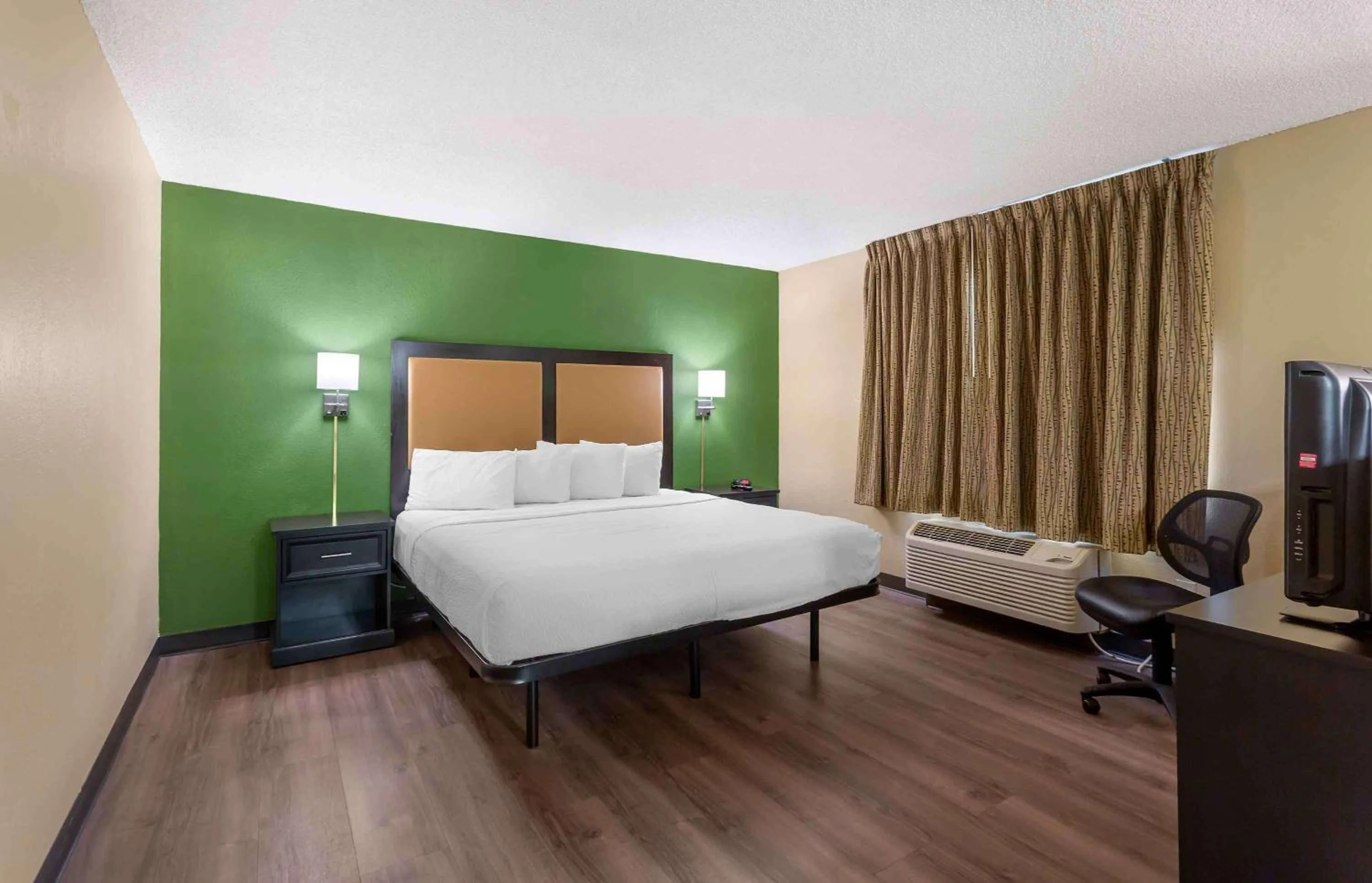 Bedroom, Bed in Extended Stay America Suites - Chesapeake - Greenbrier Circle