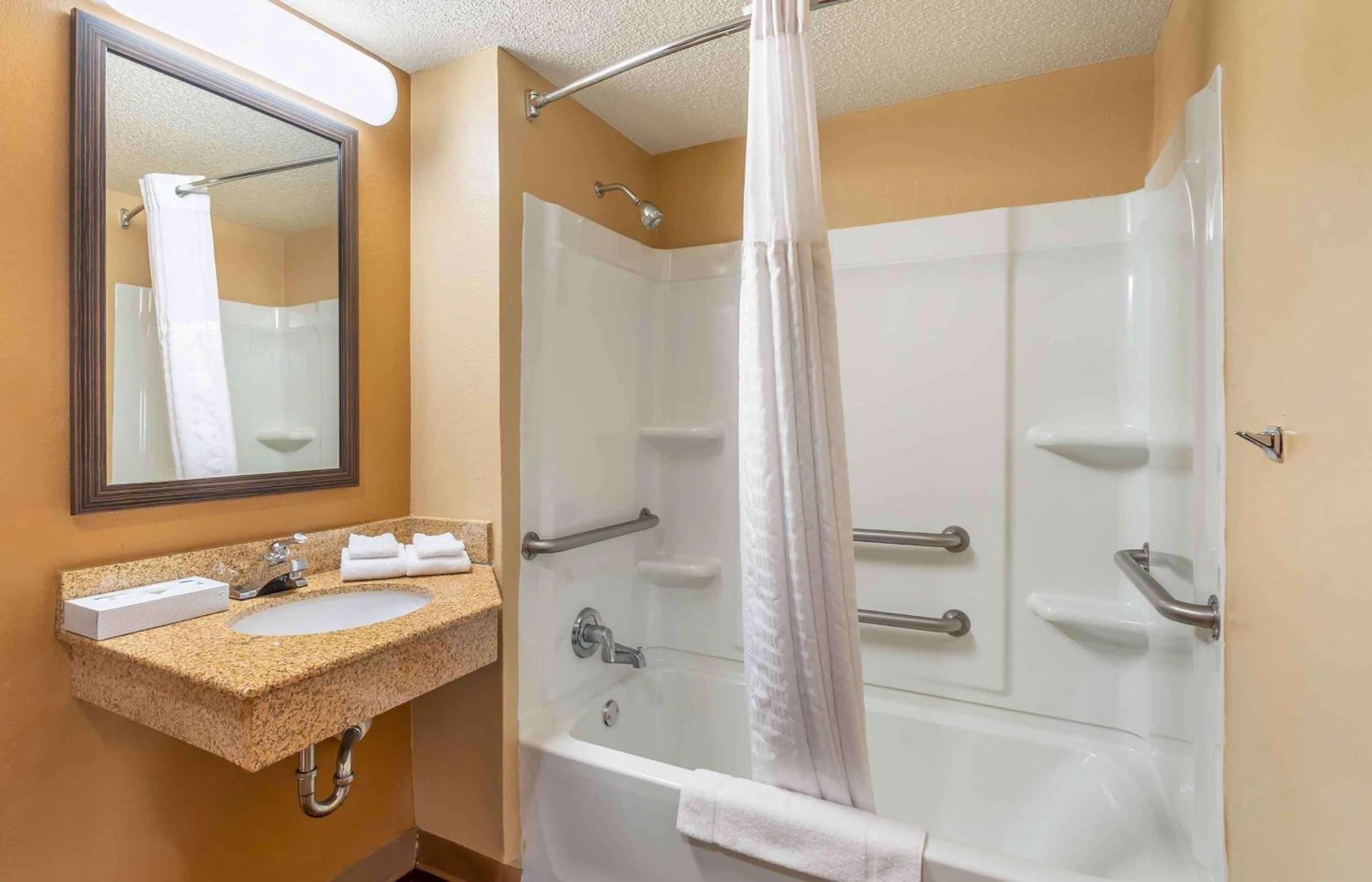 Bathroom in Extended Stay America Suites - Chesapeake - Greenbrier Circle