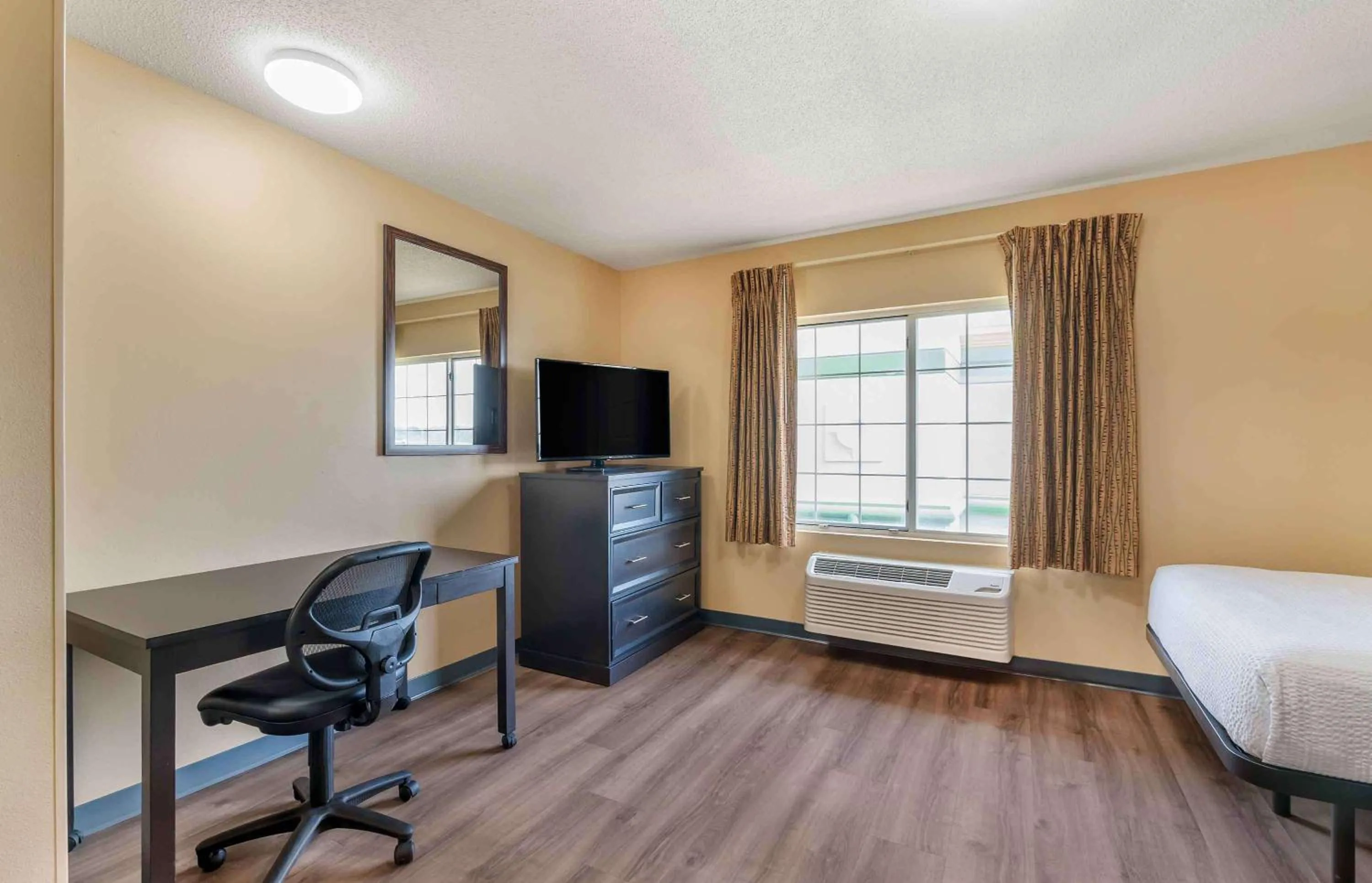 Bedroom, Bed in Extended Stay America Suites - Chesapeake - Greenbrier Circle