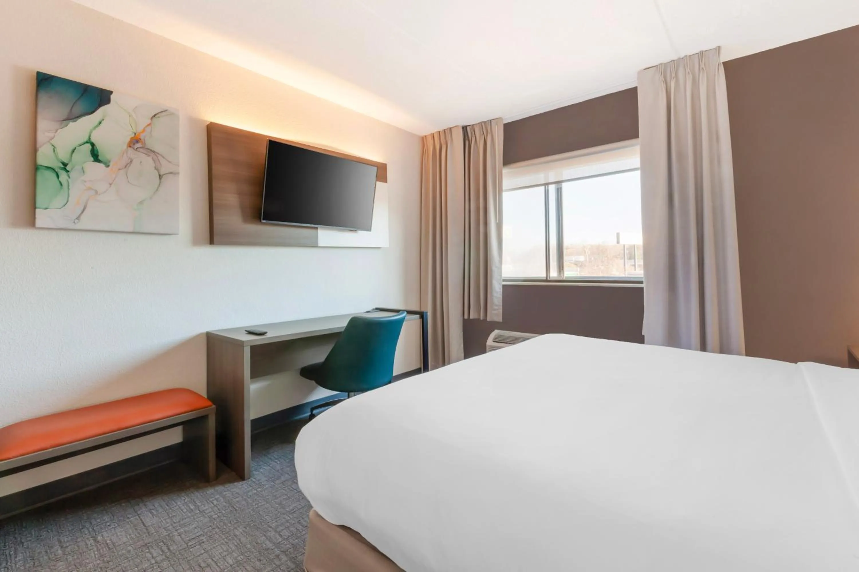 Bed in Comfort Inn & Suites Beaver Dam