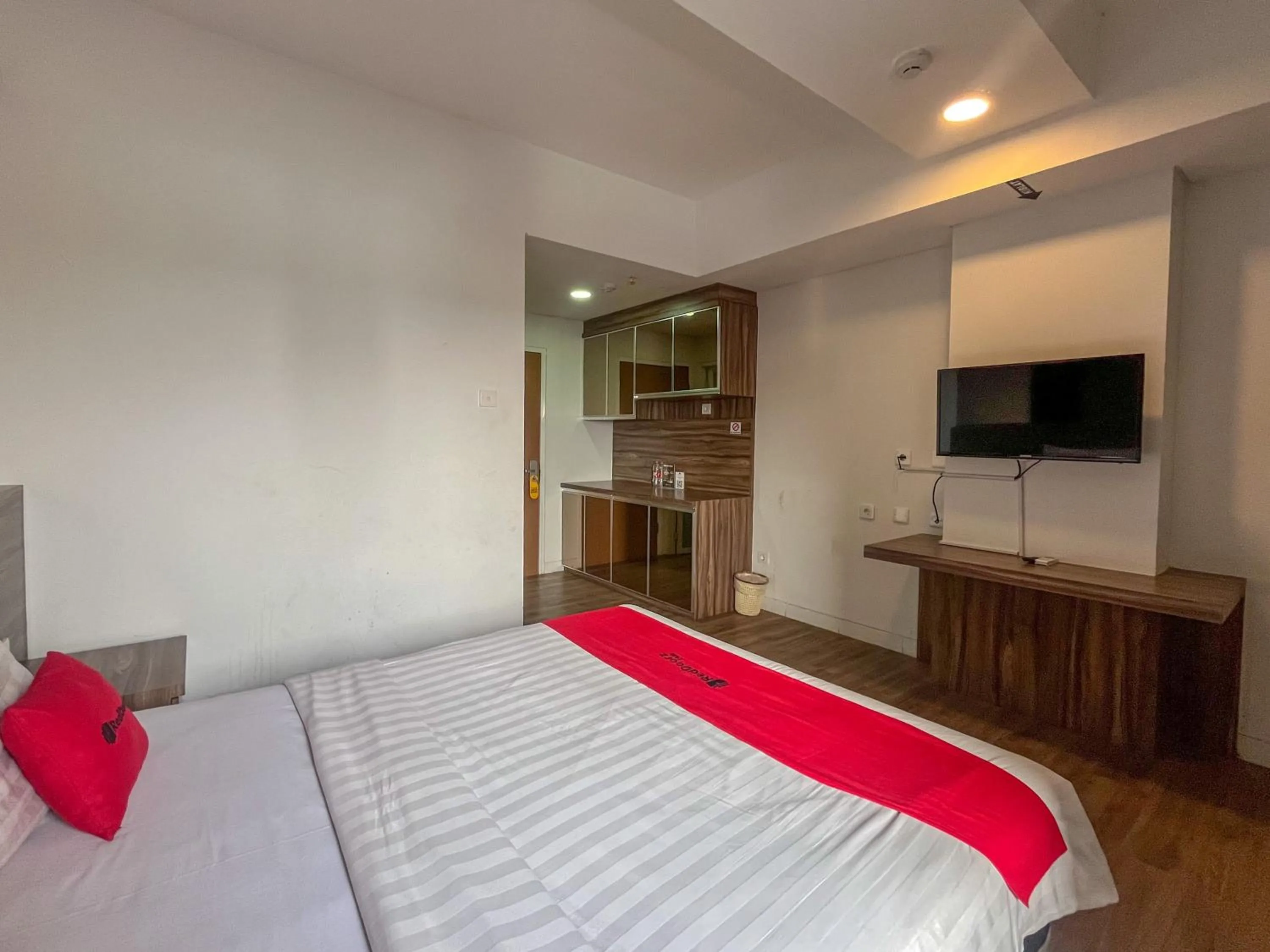 Bedroom, Bed in RedDoorz Apartment near Exit Toll Colomadu