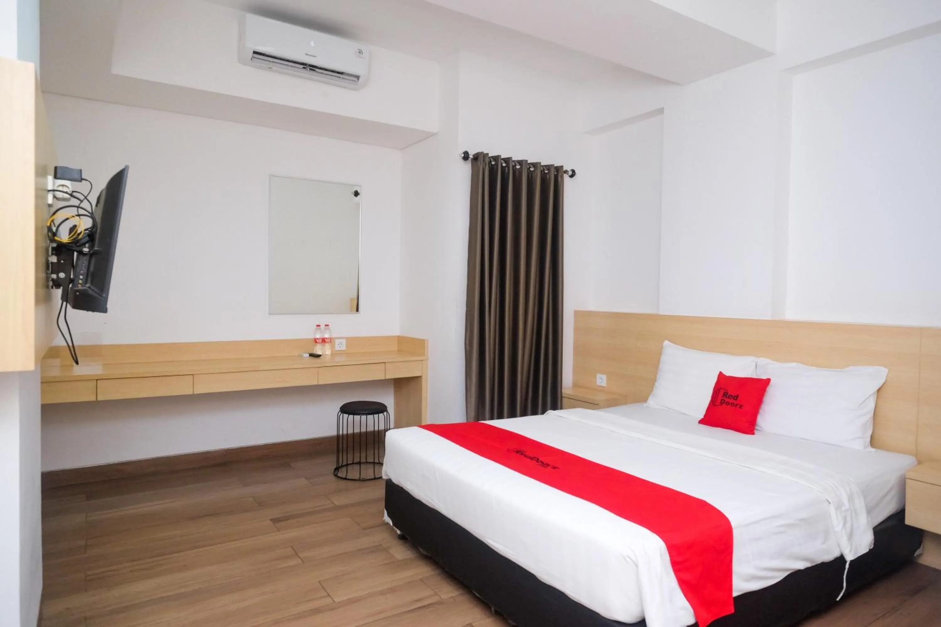 Bed in RedDoorz Apartment near Exit Toll Colomadu