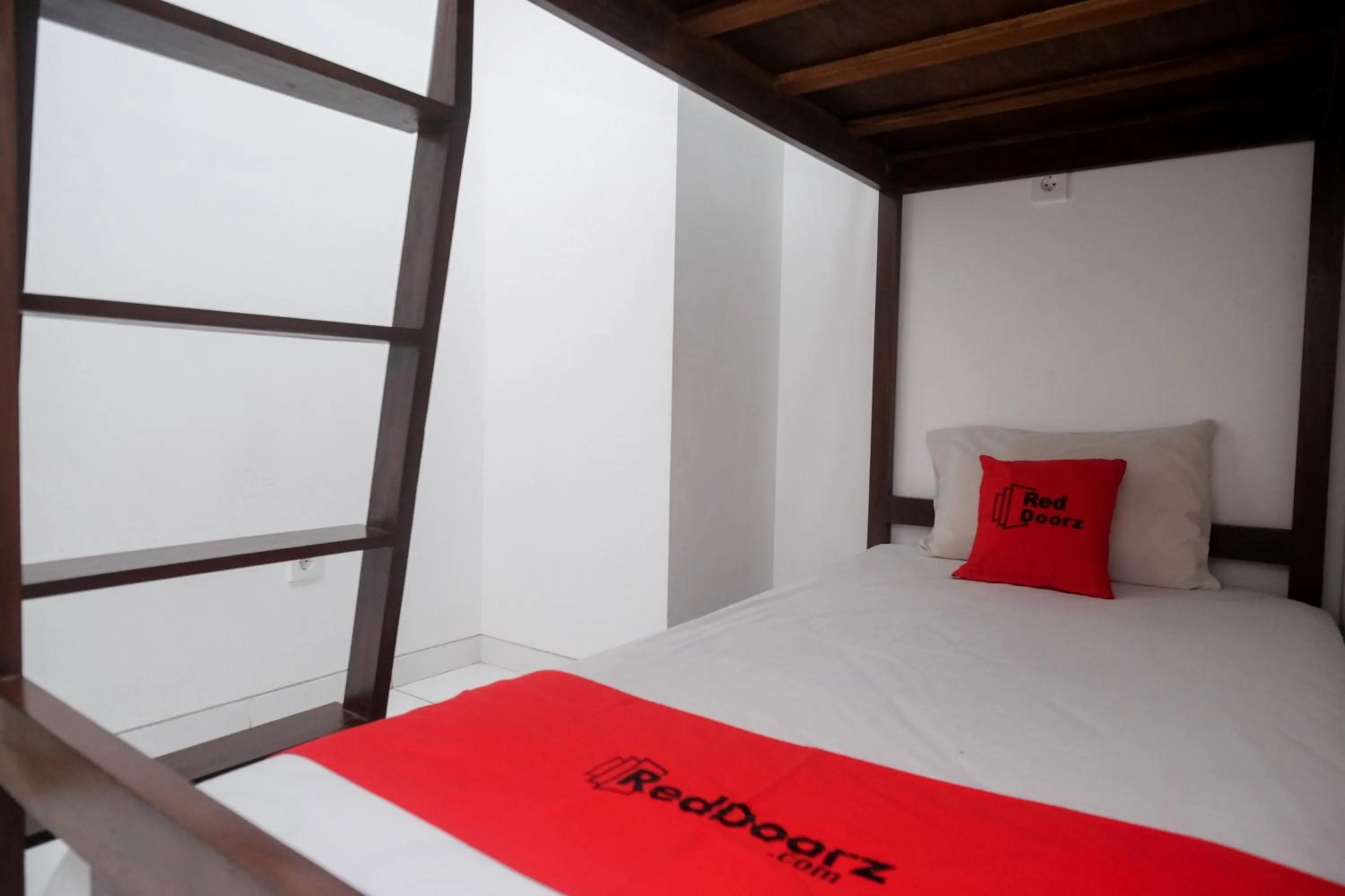 Bed in RedDoorz Apartment near Exit Toll Colomadu