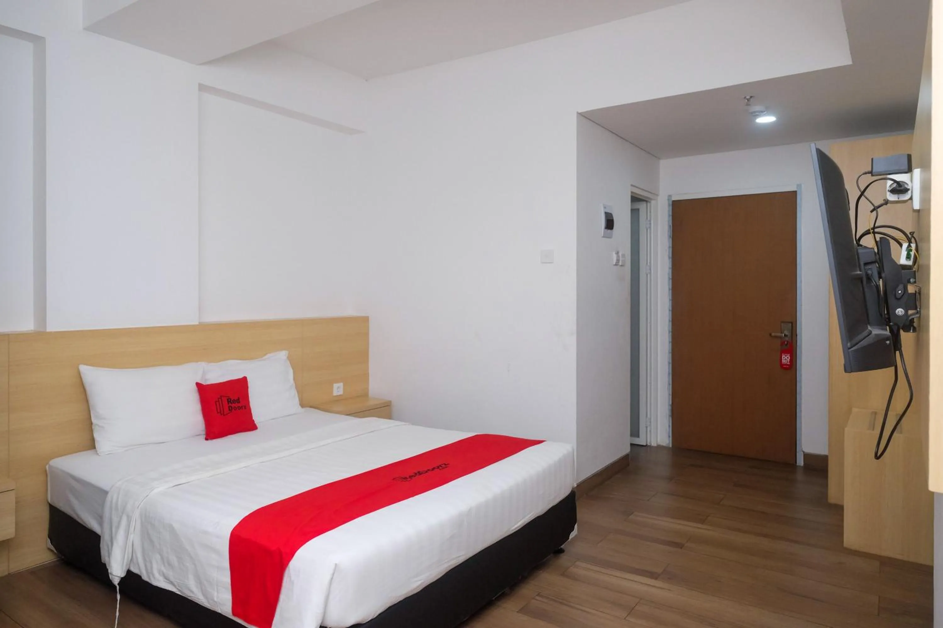 Bed in RedDoorz Apartment near Exit Toll Colomadu