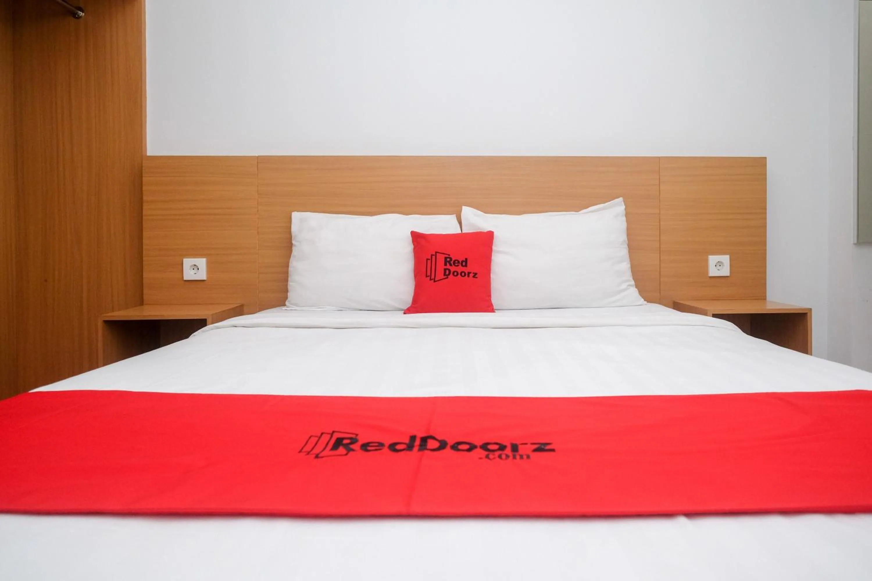 Bed in RedDoorz Apartment near Exit Toll Colomadu