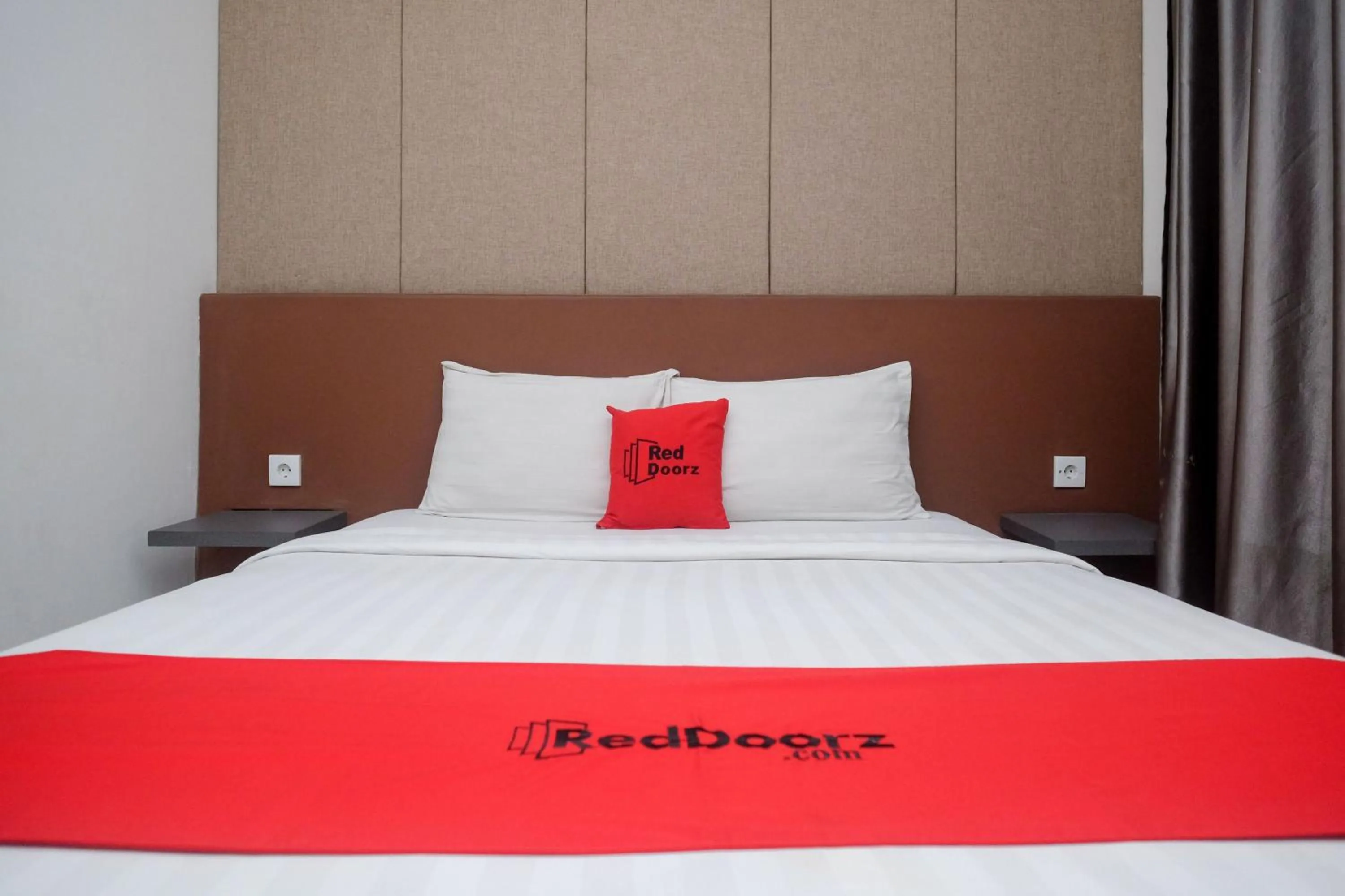 Bed in RedDoorz Apartment near Exit Toll Colomadu