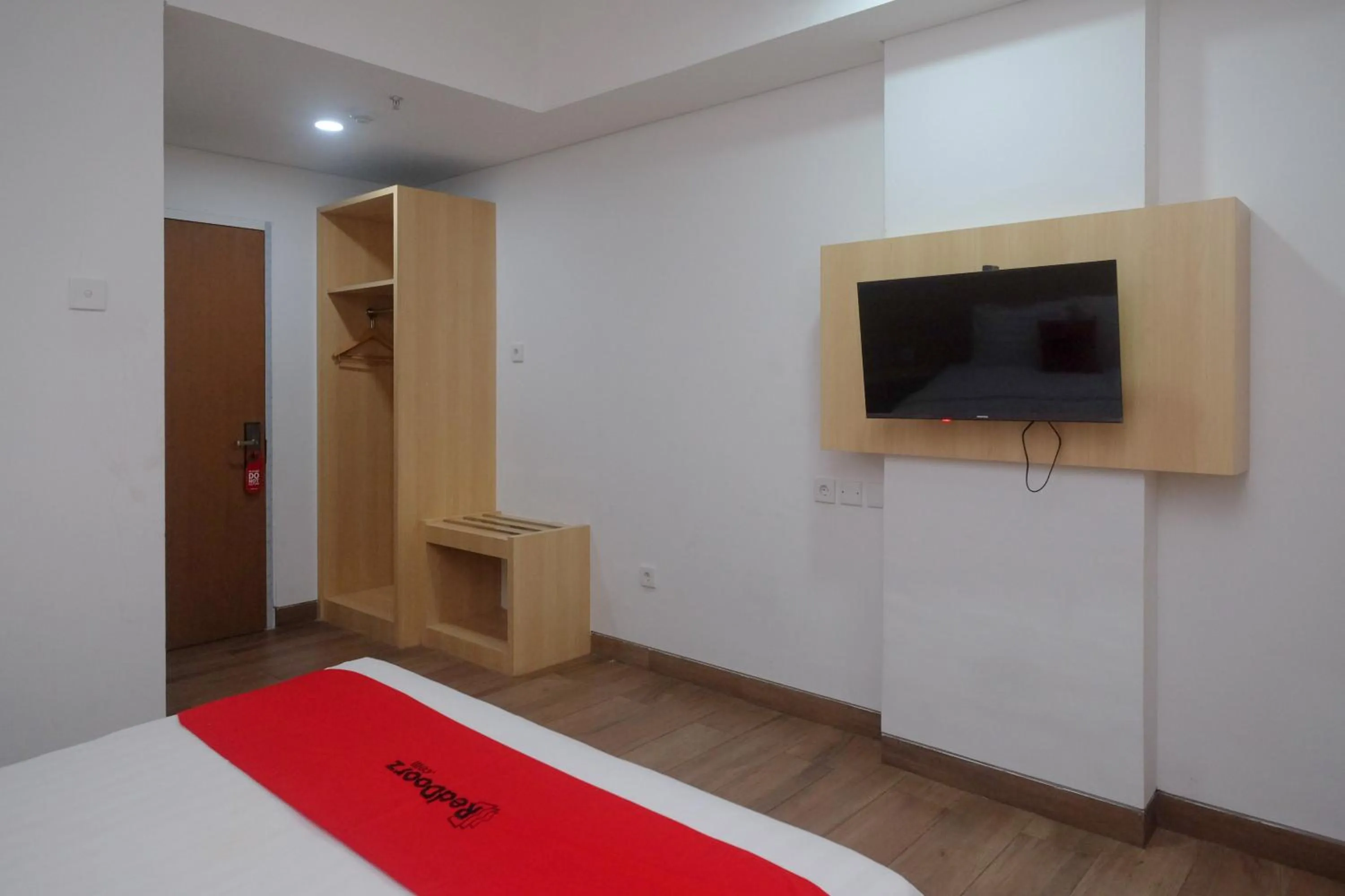 Bed in RedDoorz Apartment near Exit Toll Colomadu