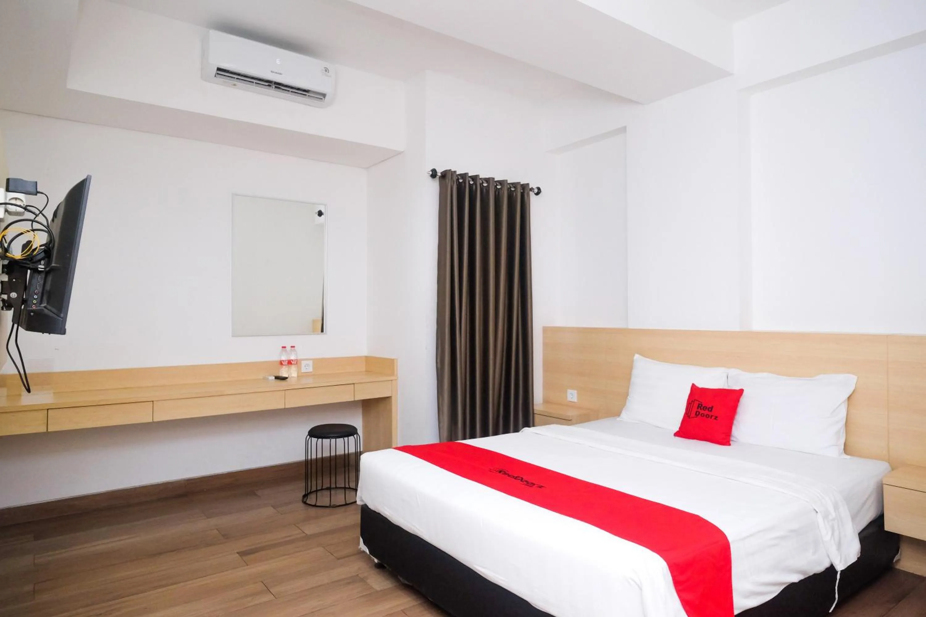 Bed in RedDoorz Apartment near Exit Toll Colomadu