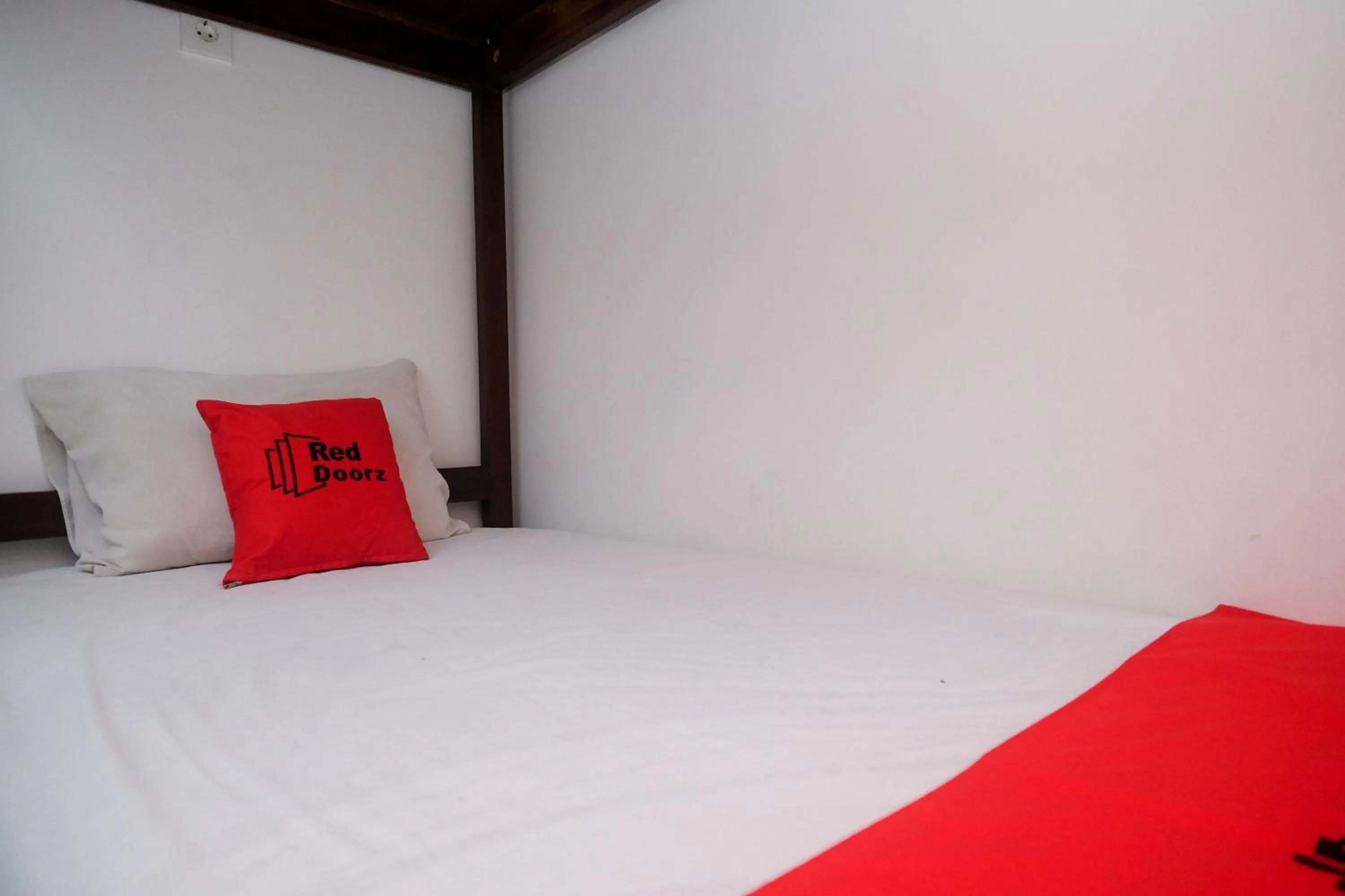 Bed in RedDoorz Apartment near Exit Toll Colomadu