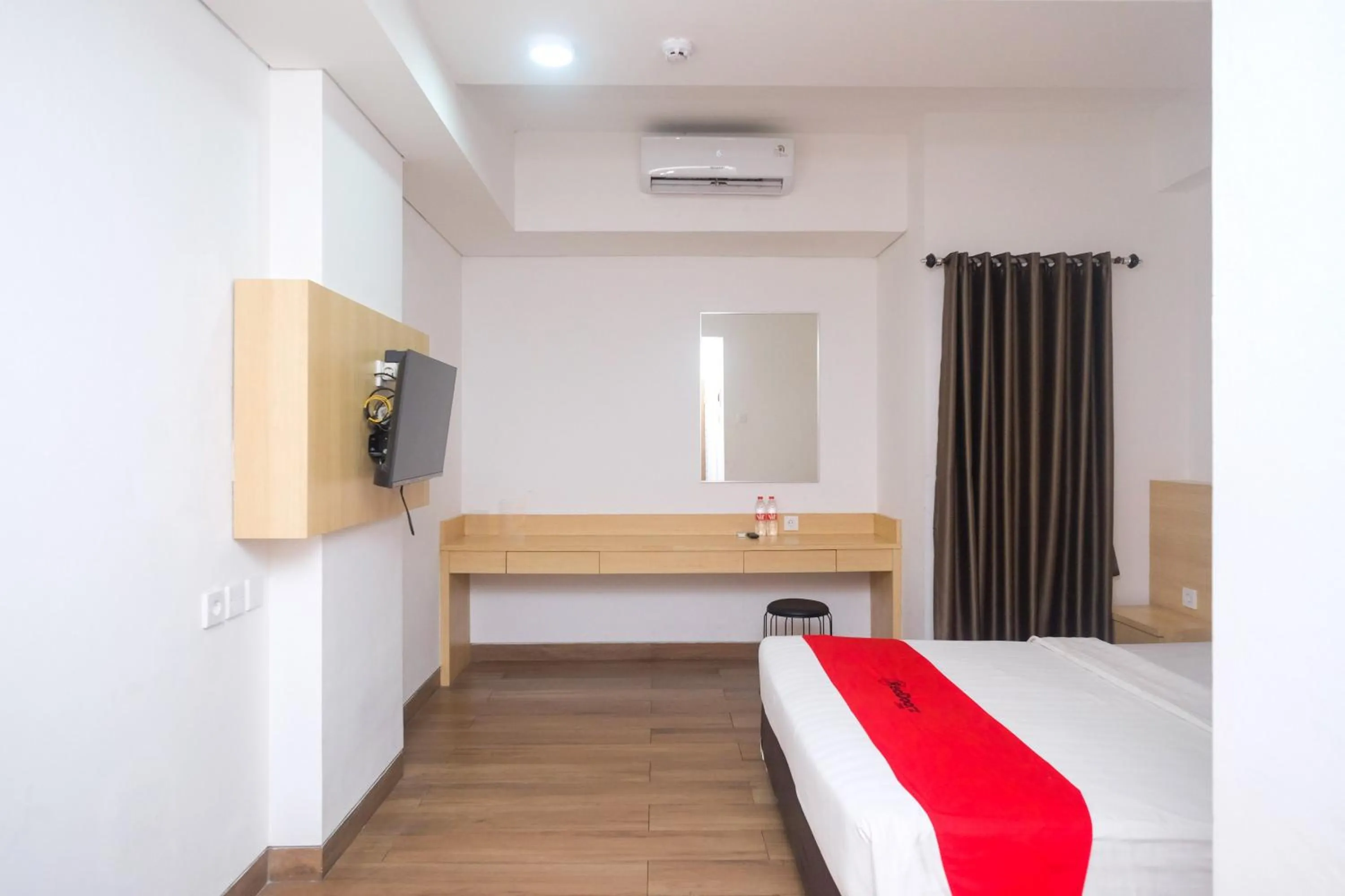 Bed in RedDoorz Apartment near Exit Toll Colomadu