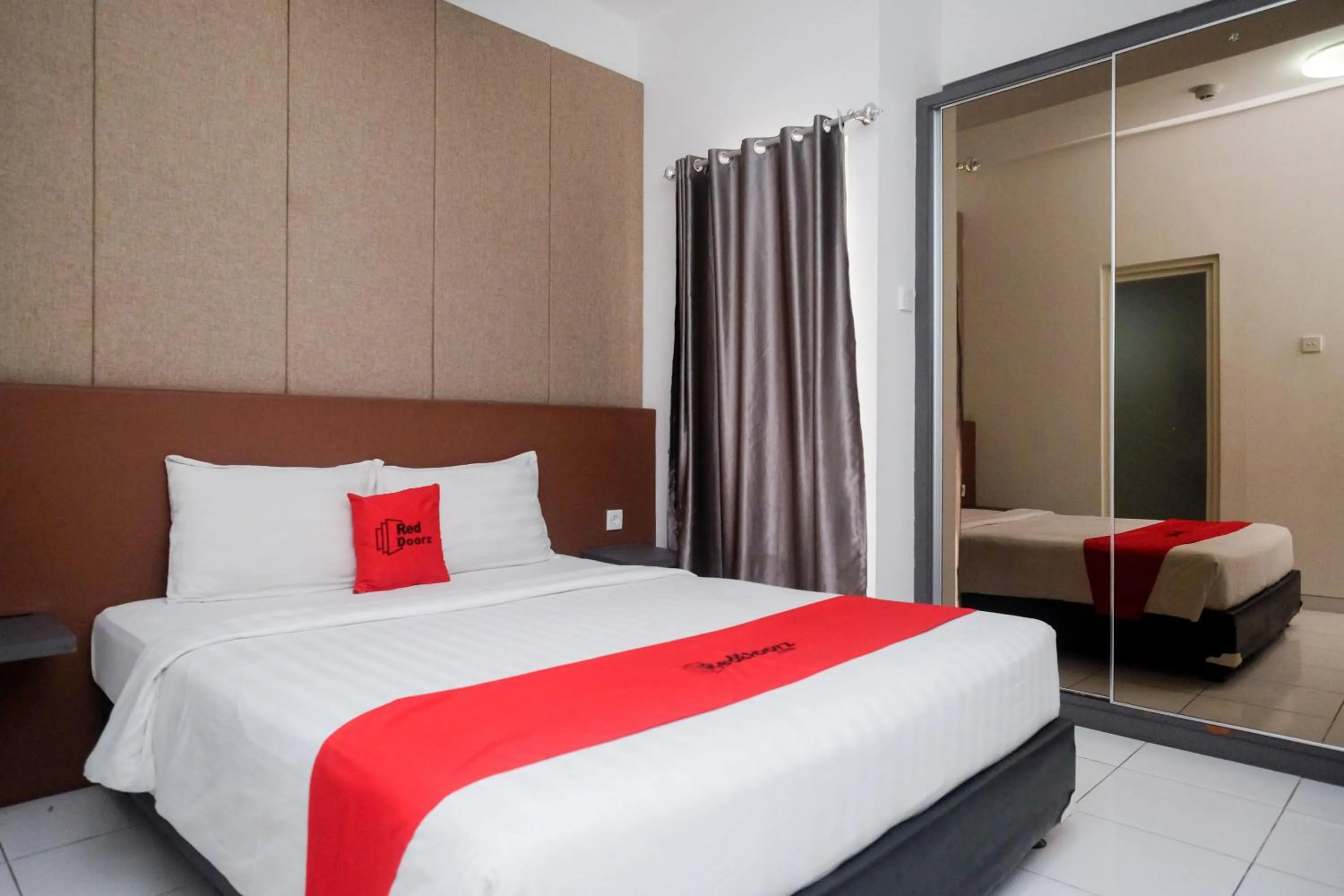 Bed in RedDoorz Apartment near Exit Toll Colomadu