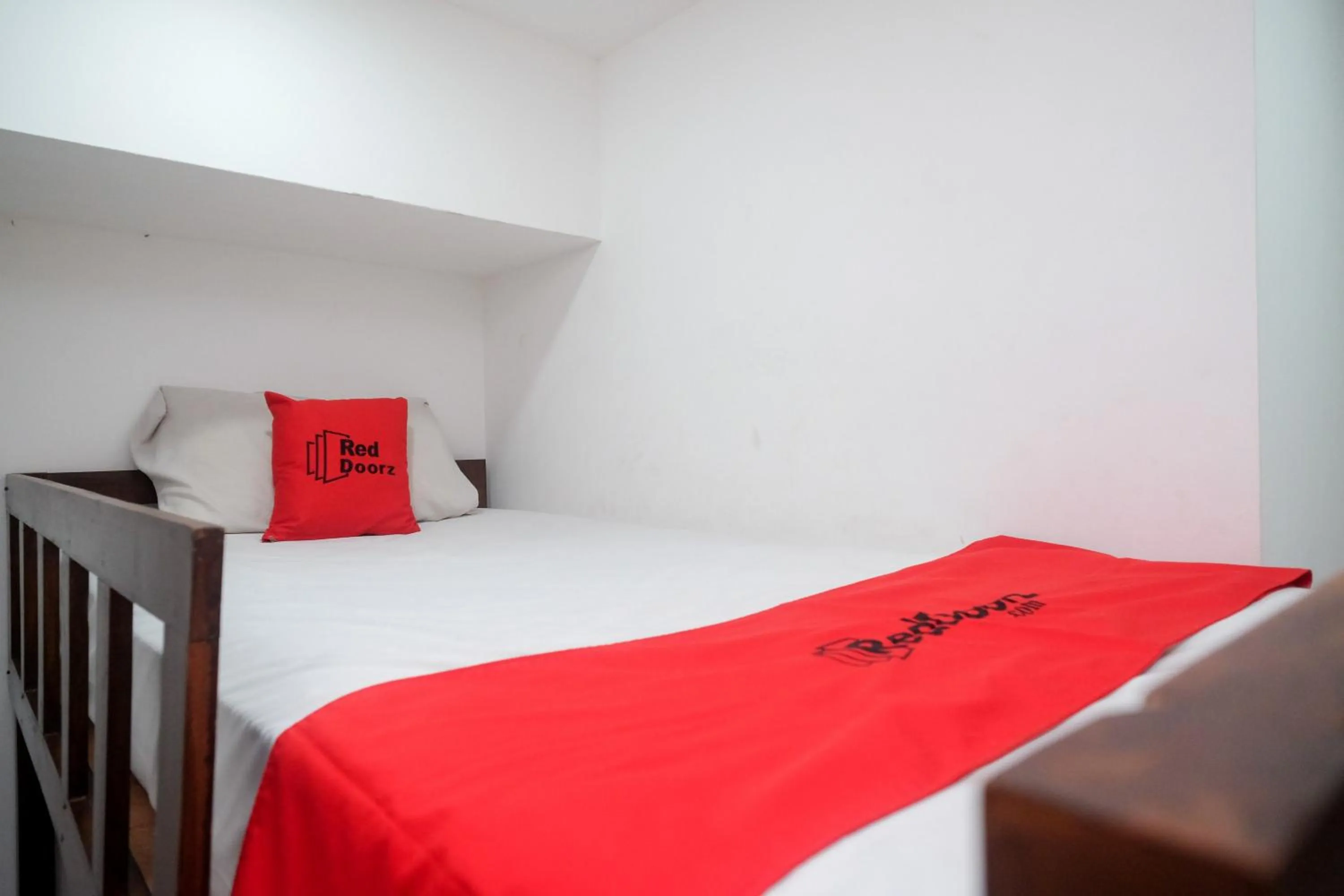 Bed in RedDoorz Apartment near Exit Toll Colomadu
