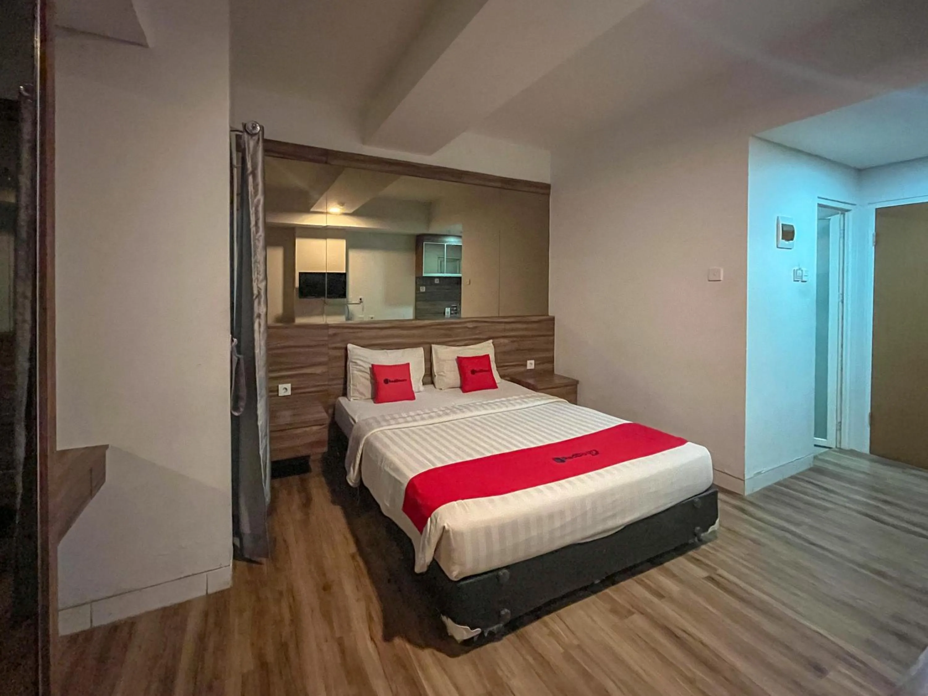 Bedroom, Bed in RedDoorz Apartment near Exit Toll Colomadu