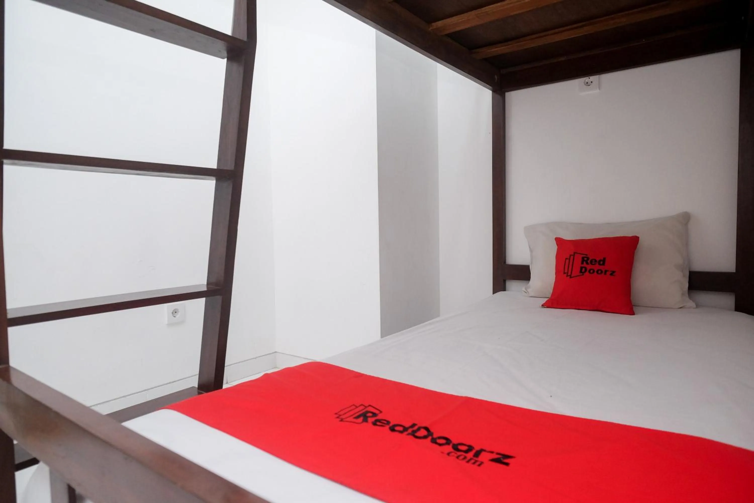 Bed in RedDoorz Apartment near Exit Toll Colomadu