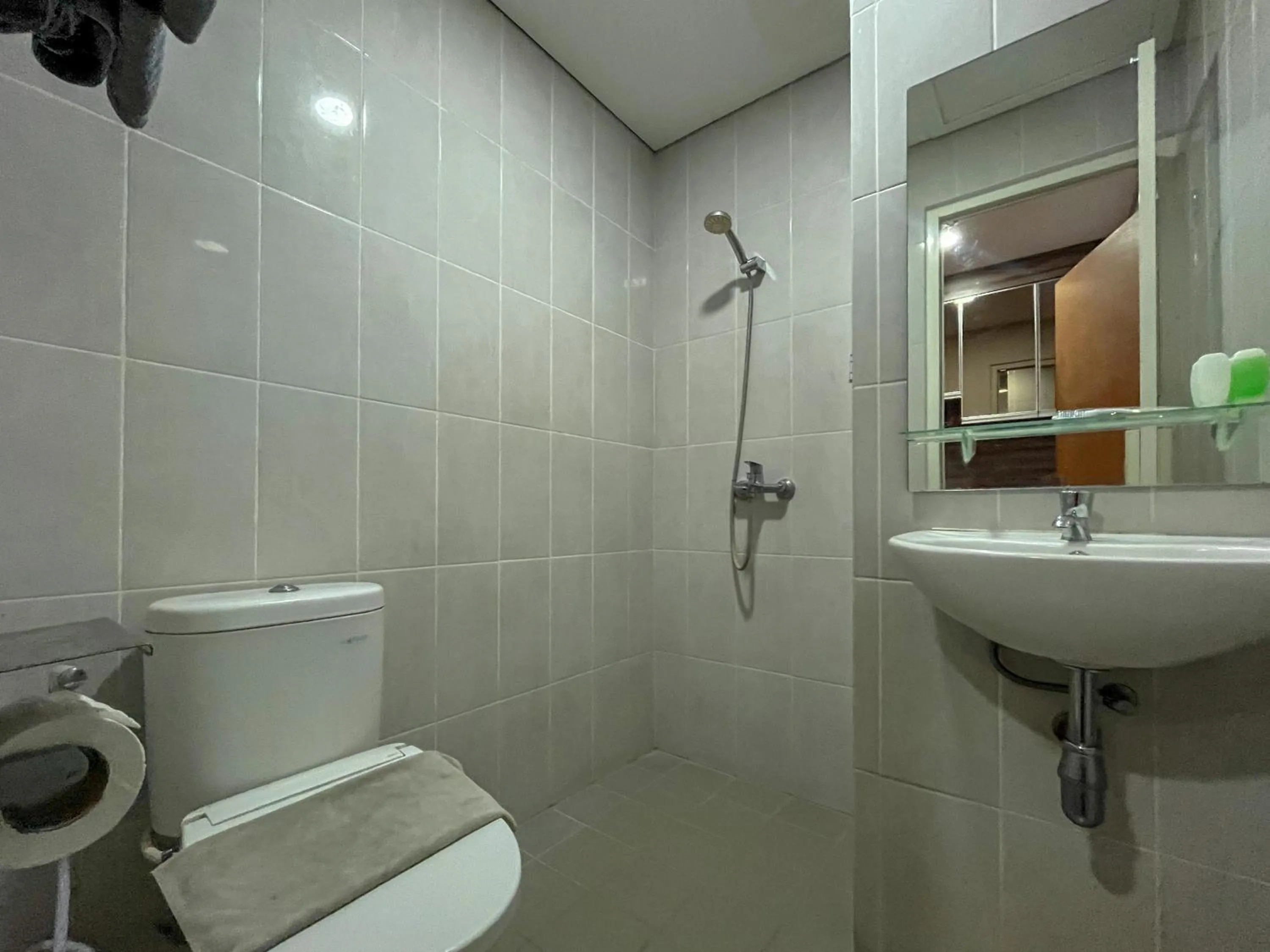 Bathroom in RedDoorz Apartment near Exit Toll Colomadu