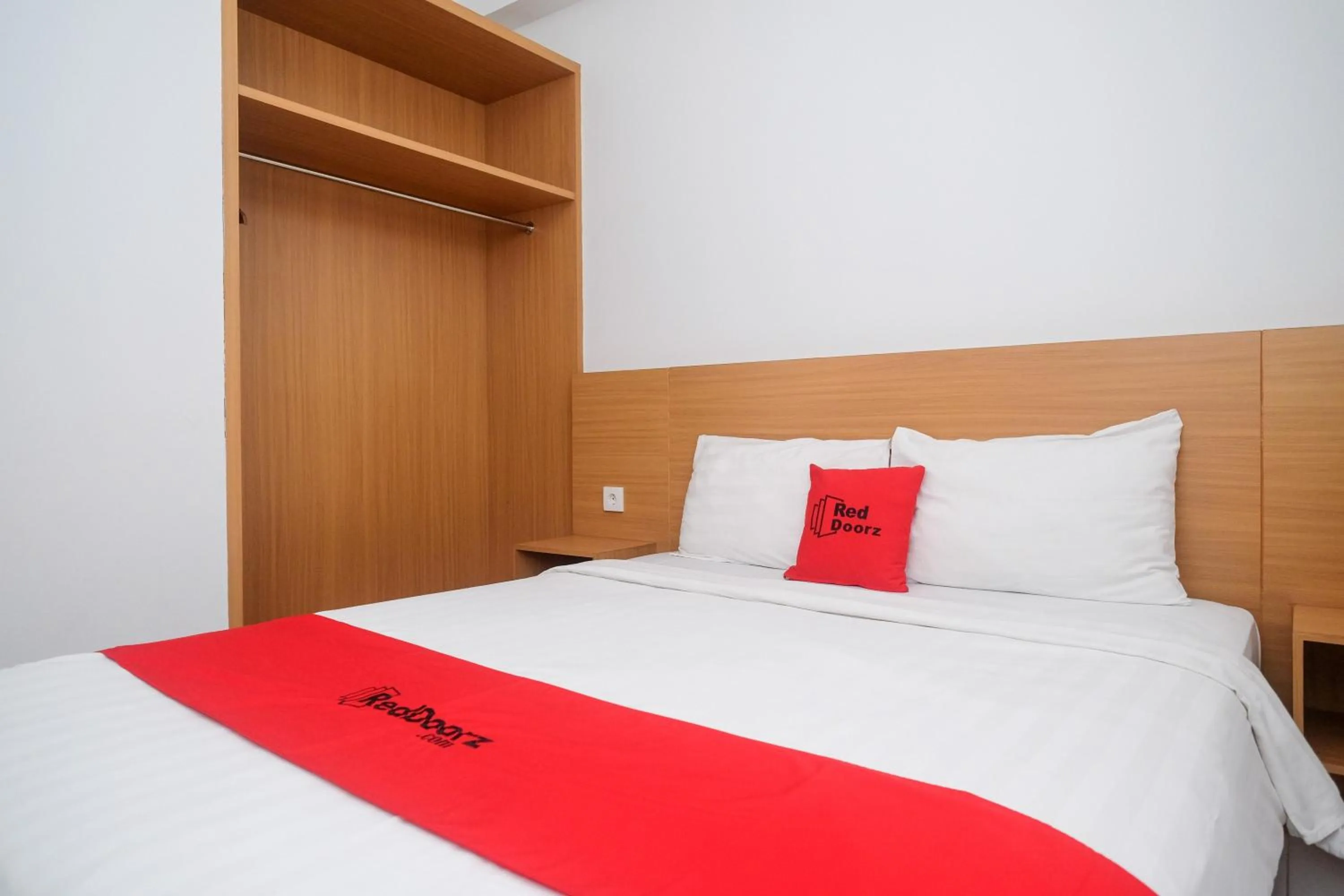 Bed in RedDoorz Apartment near Exit Toll Colomadu