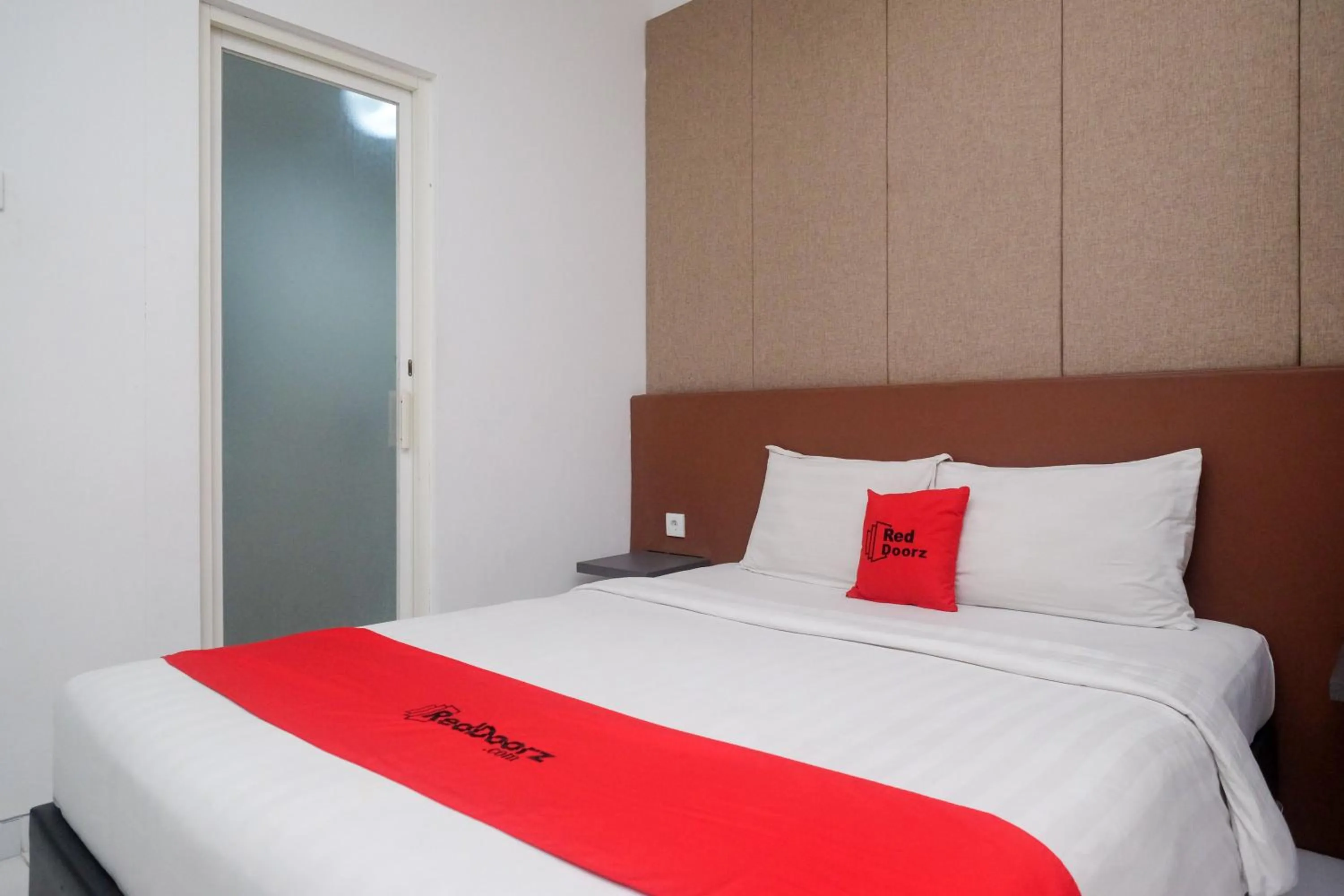 Bed in RedDoorz Apartment near Exit Toll Colomadu