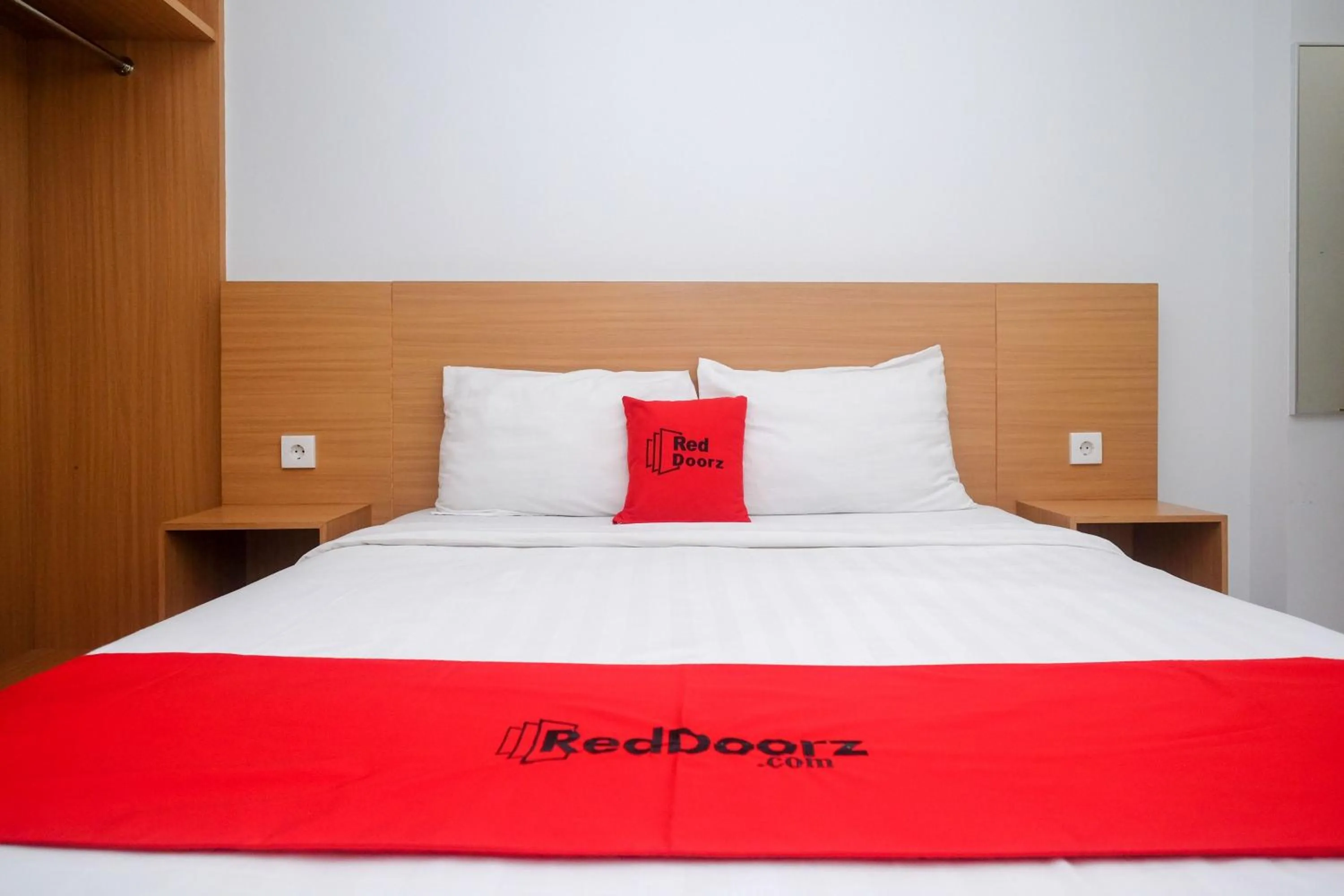 Bed in RedDoorz Apartment near Exit Toll Colomadu