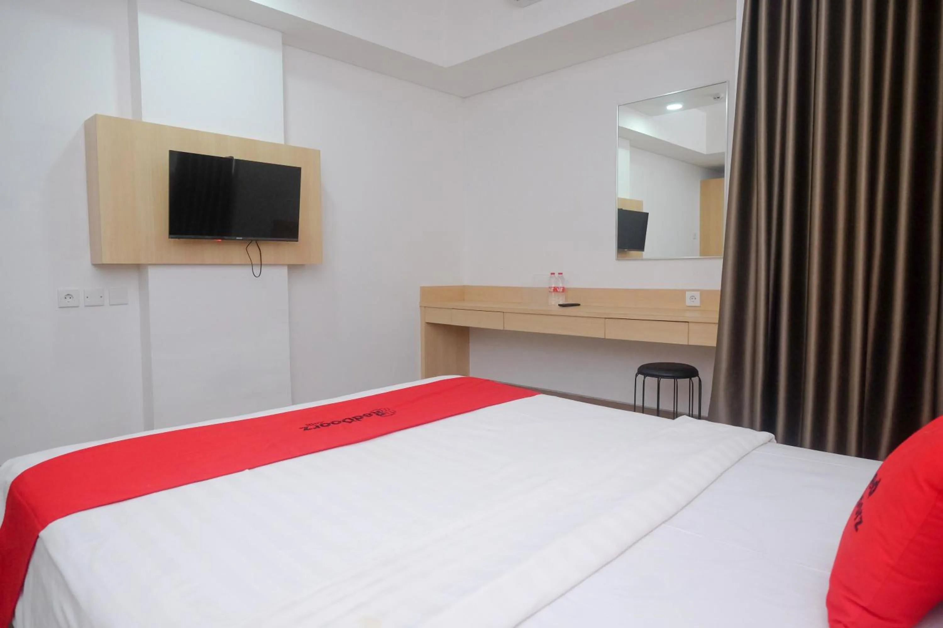 Bed in RedDoorz Apartment near Exit Toll Colomadu