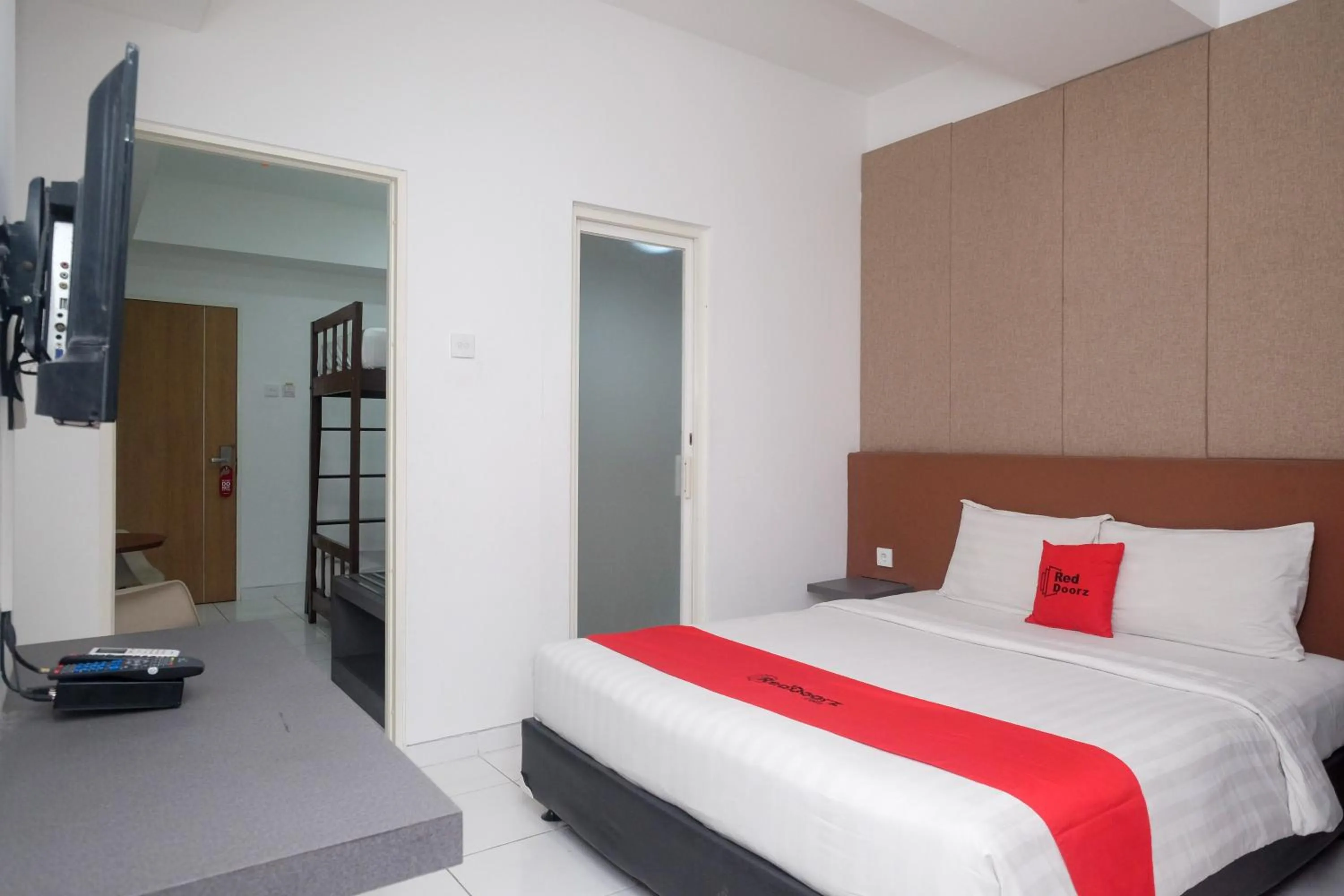 Bed in RedDoorz Apartment near Exit Toll Colomadu