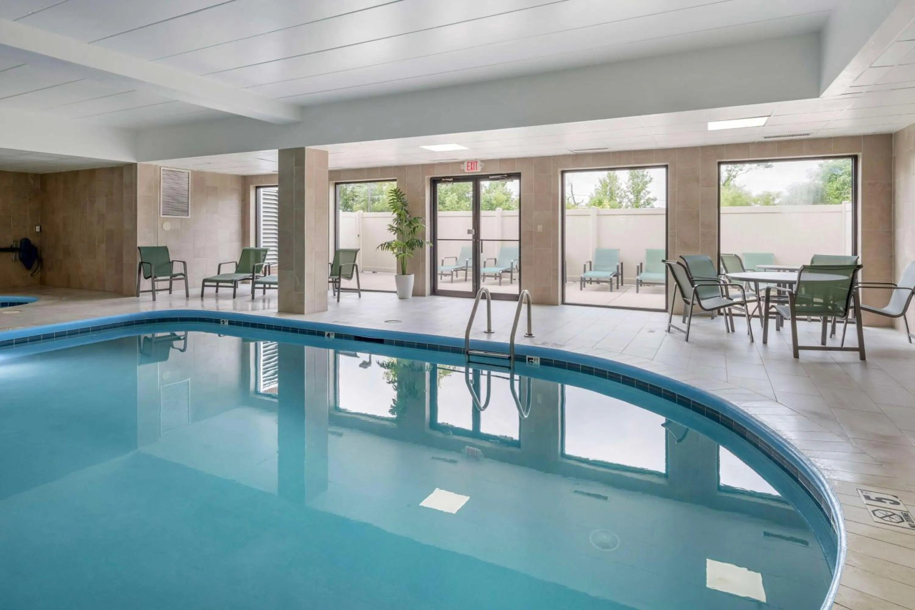 Pool view in Best Western Mason Inn
