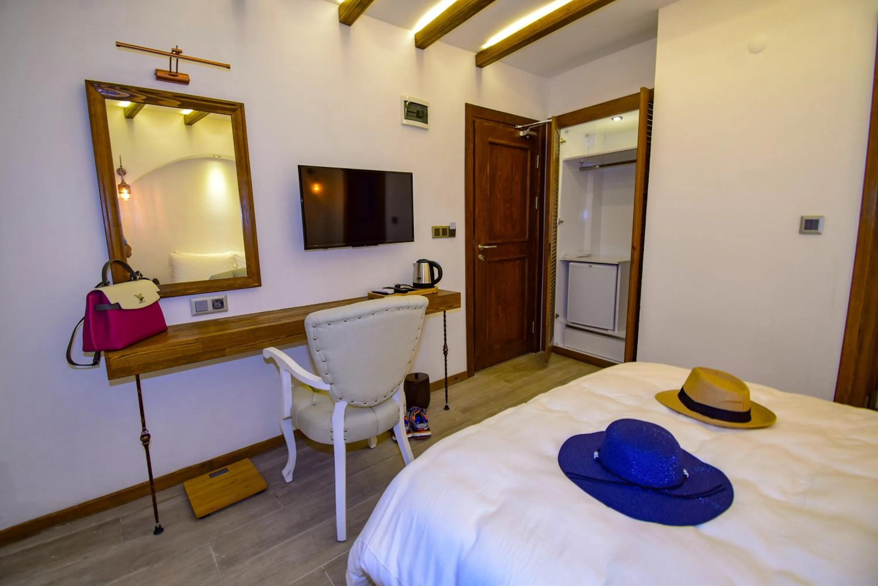 Photo of the whole room, Bed in Mets Boutique Hotel