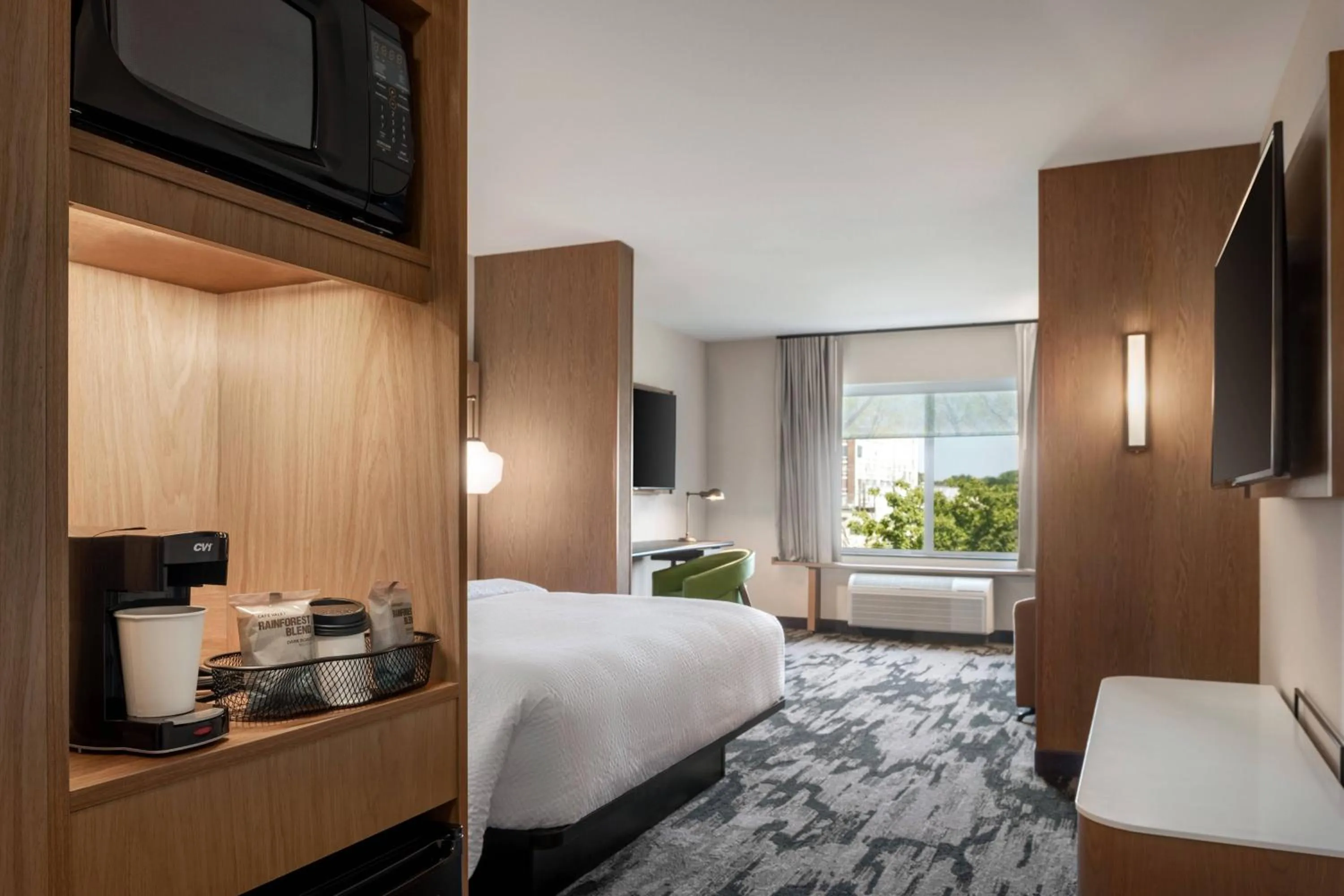 Photo of the whole room, Bed in Fairfield Inn & Suites by Marriott Milwaukee West