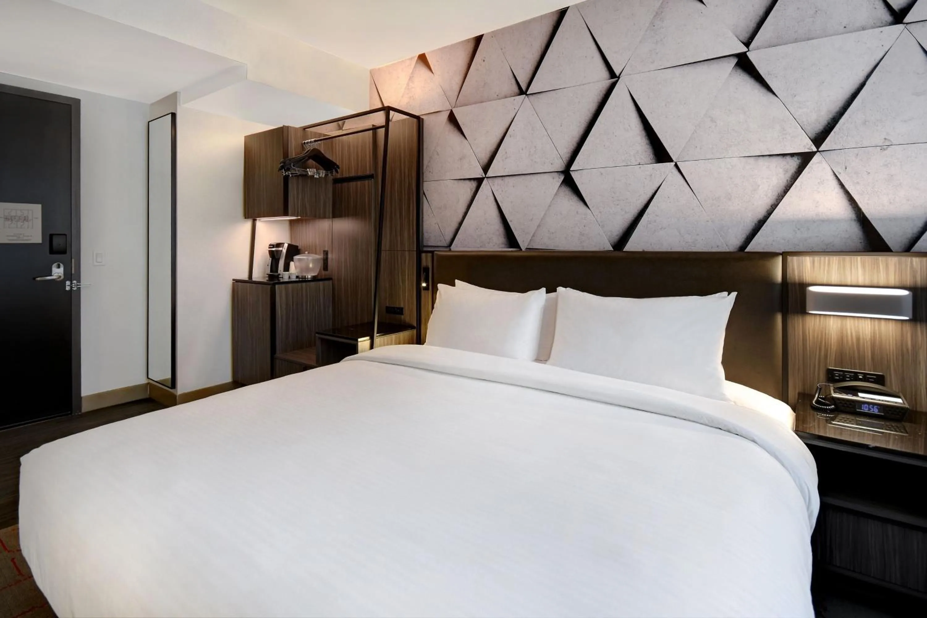 Photo of the whole room, Bed in SpringHill Suites by Marriott New York Midtown Manhattan/Park Ave