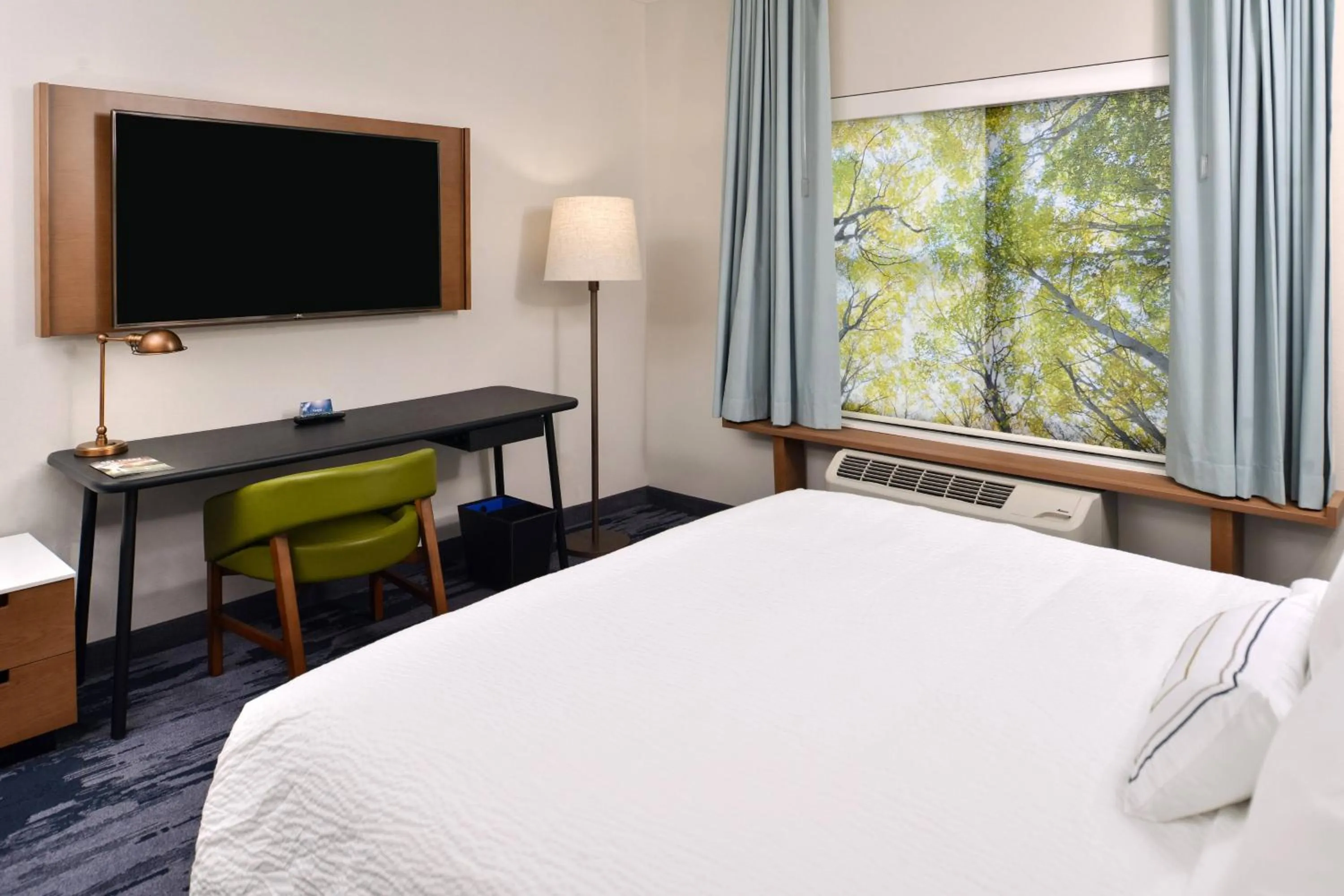 Photo of the whole room, Bed in Fairfield Inn & Suites by Marriott Canton