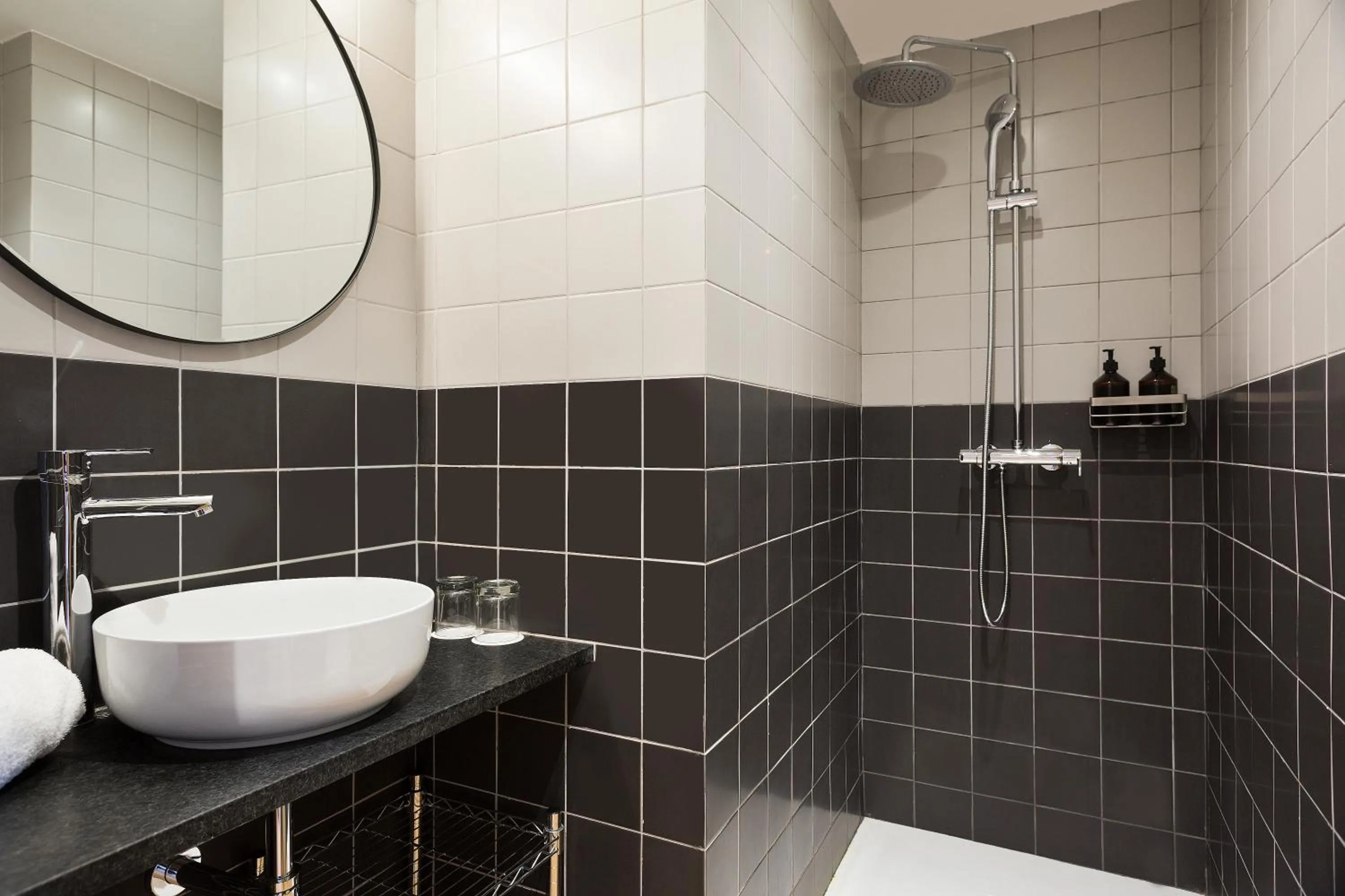 Shower in Hotel Brick Barcelona