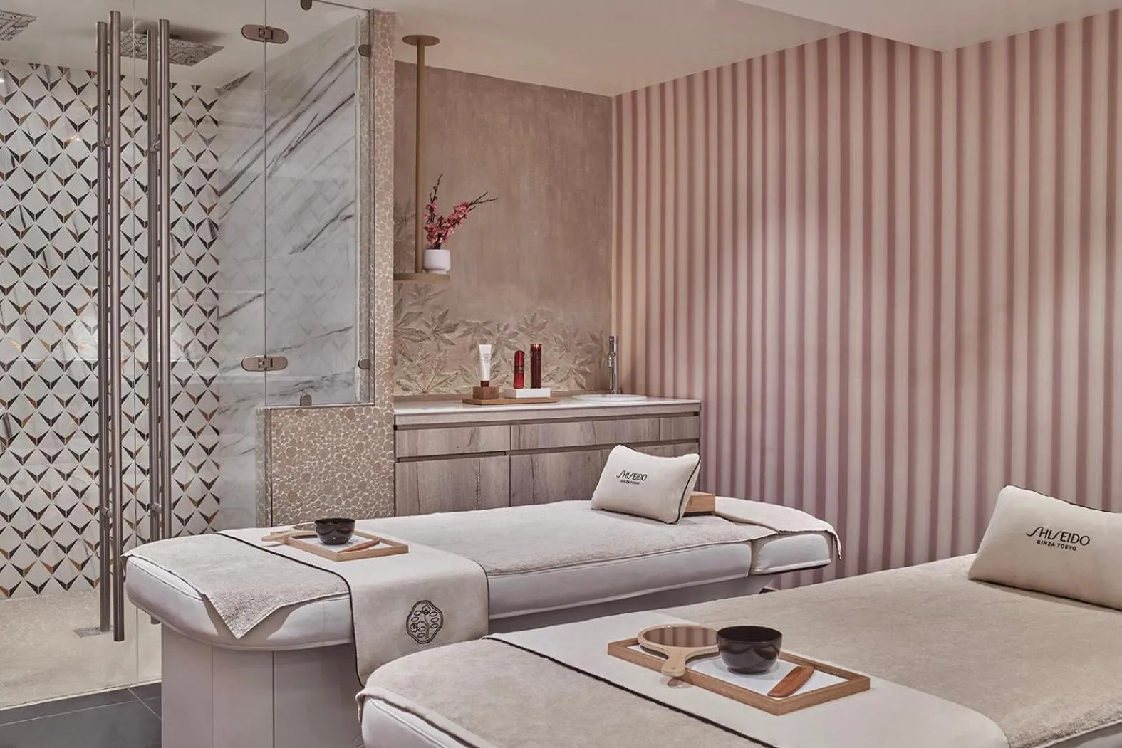 Spa and wellness centre/facilities, Bed in Hôtel Barrière Le Westminster