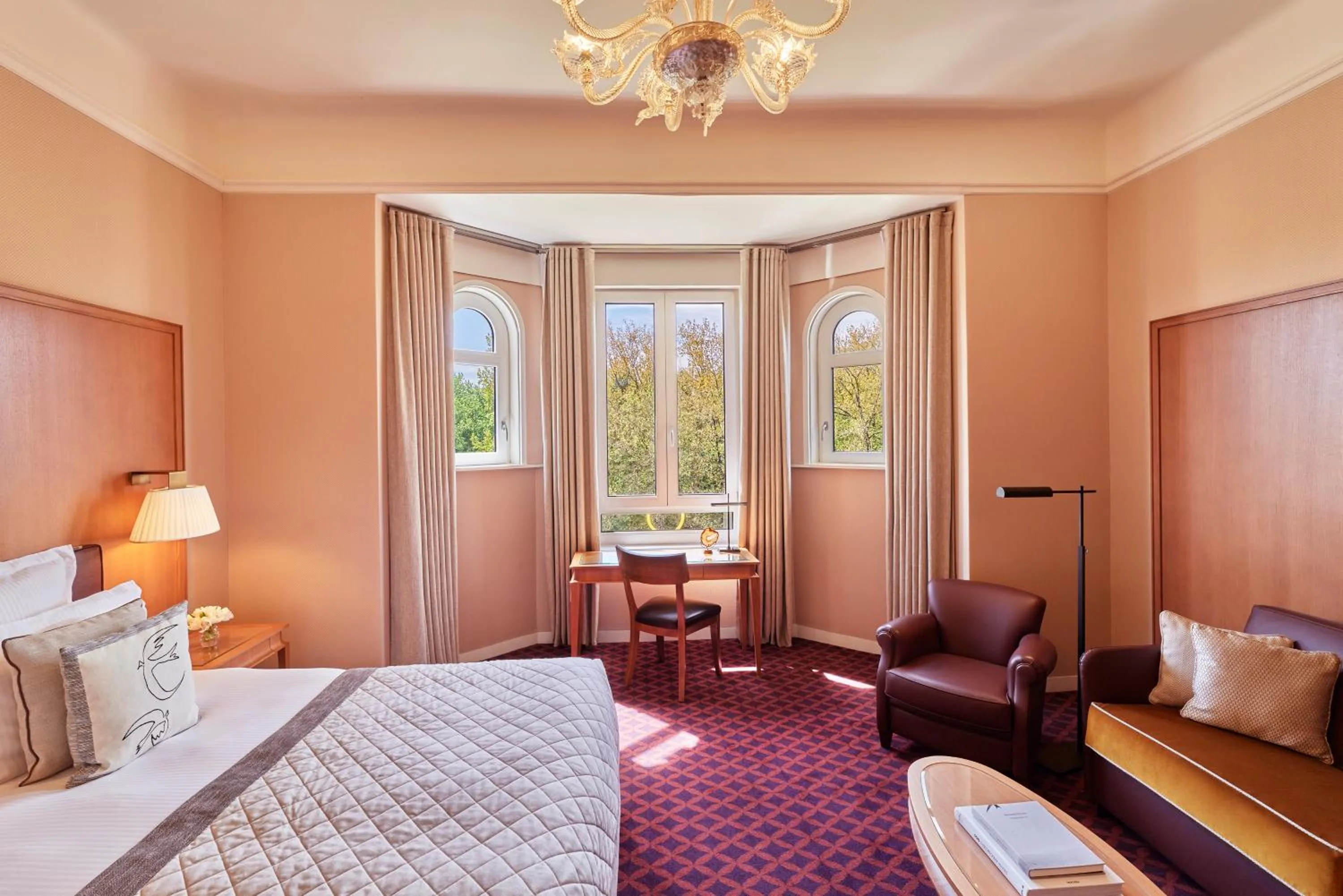 Bed in Hôtel Barrière Le Westminster