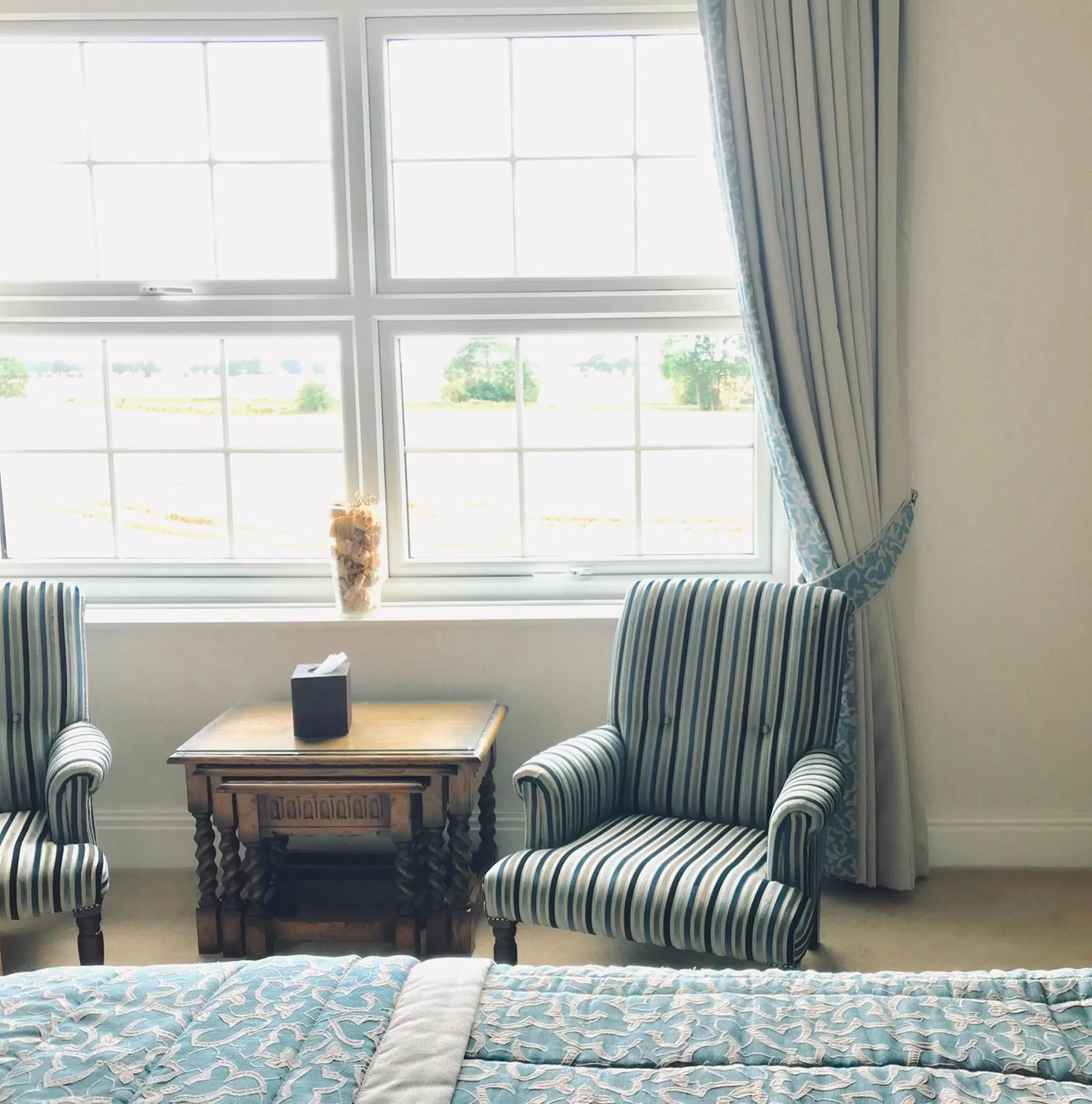 Seating area, Bed in Loftsome Bridge Hotel