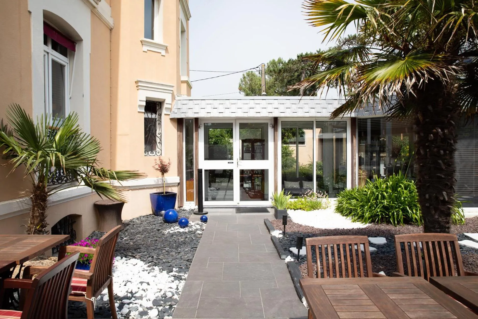 Patio in Hôtel La Villefromoy