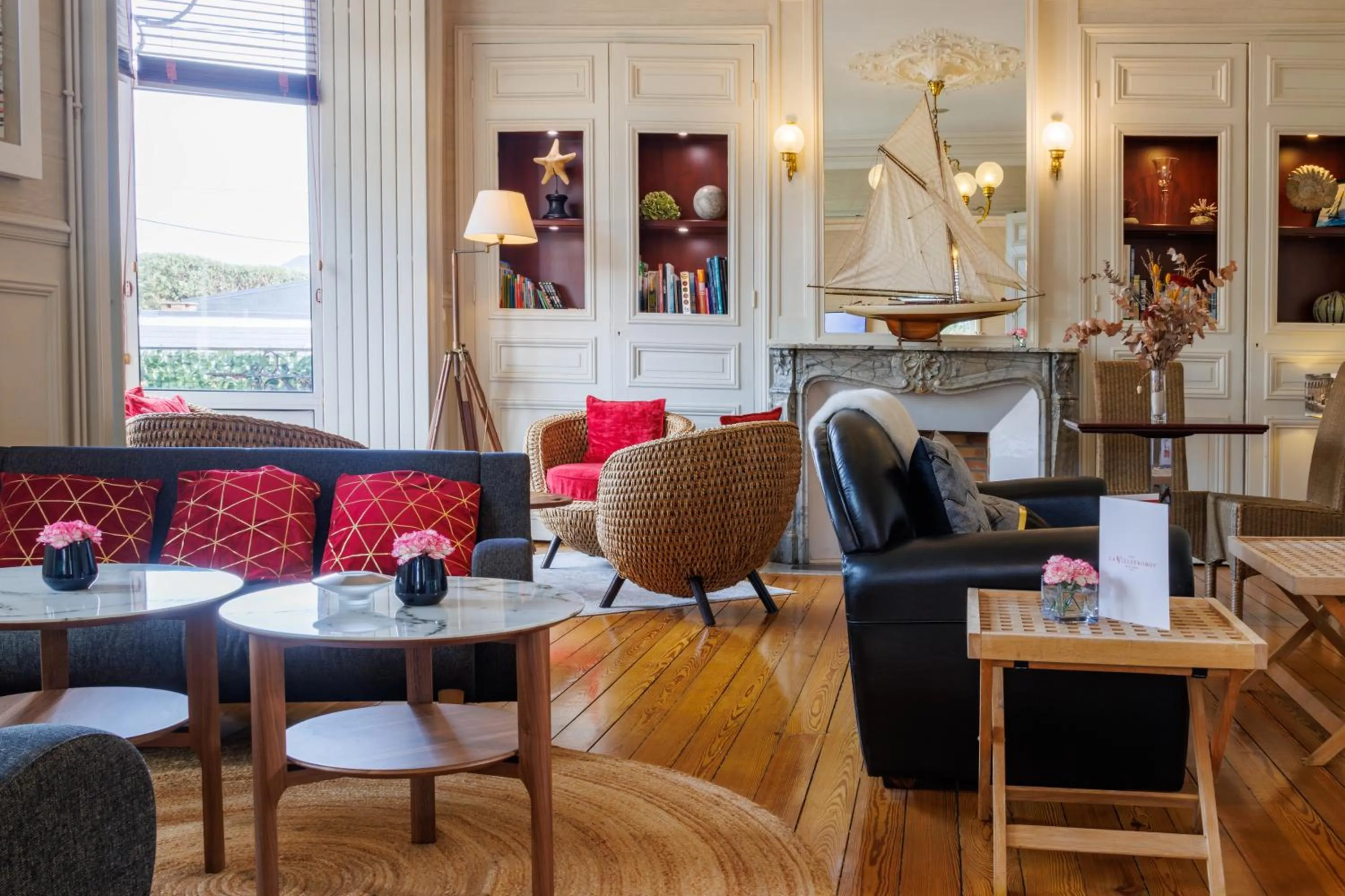 Communal lounge/ TV room in Hôtel La Villefromoy