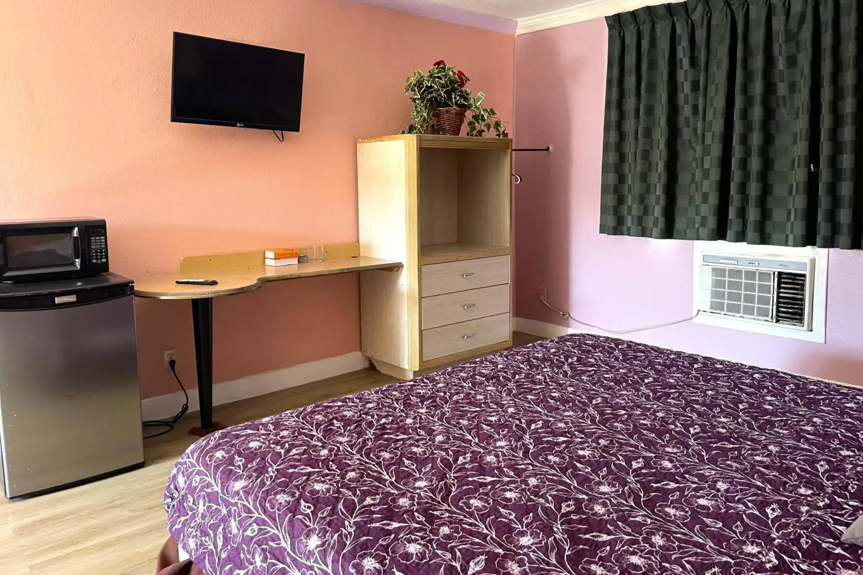 King Bed Smoking in Travel Inn Downtown LA King Bed Smoking in Travel Inn Downtown LA