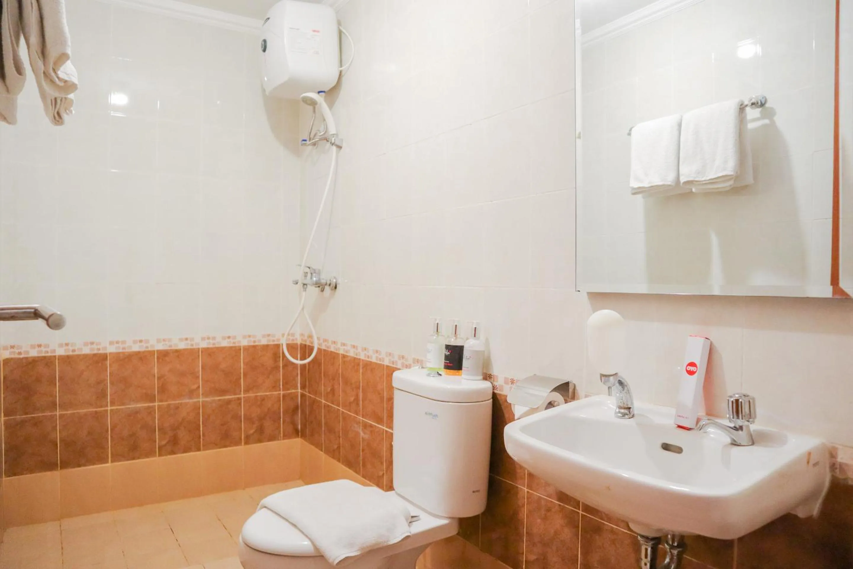 Bathroom in Collection O 6 Grand Palace Kemayoran