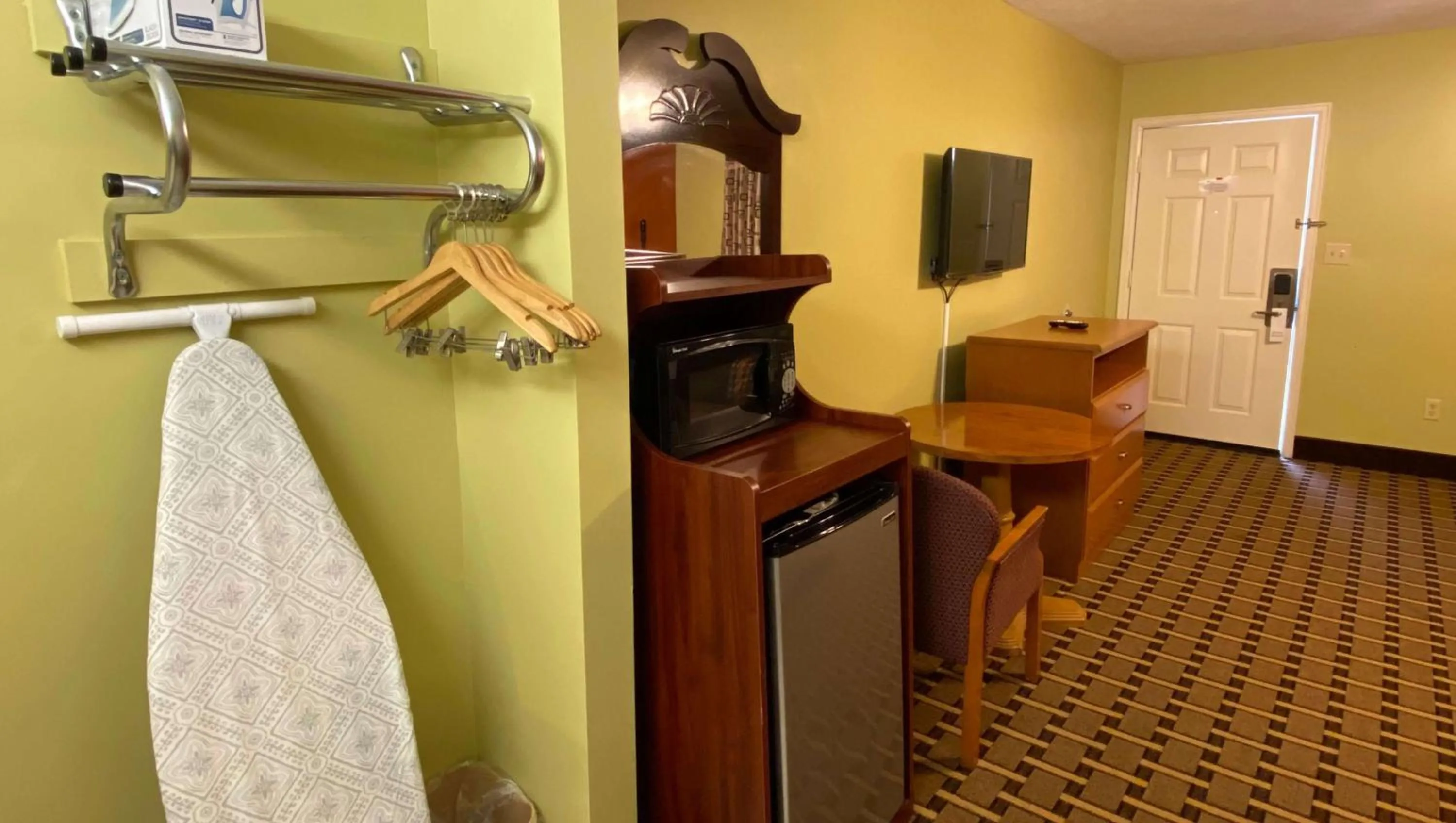 Photo of the whole room in Rama Inn Bells - Jackson West Hwy 412