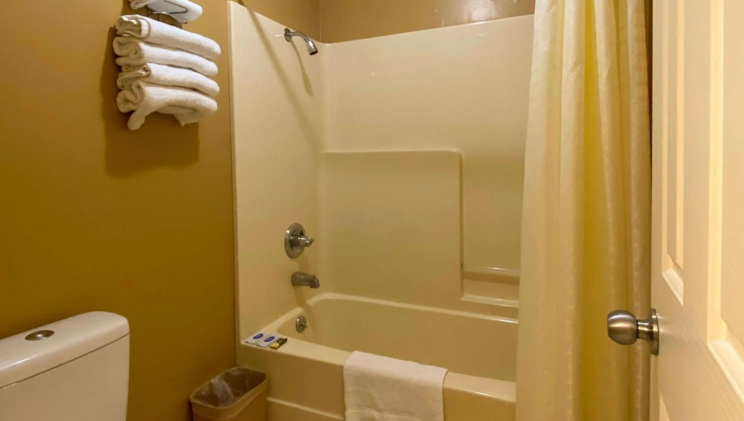 Bathroom in Rama Inn Bells - Jackson West Hwy 412