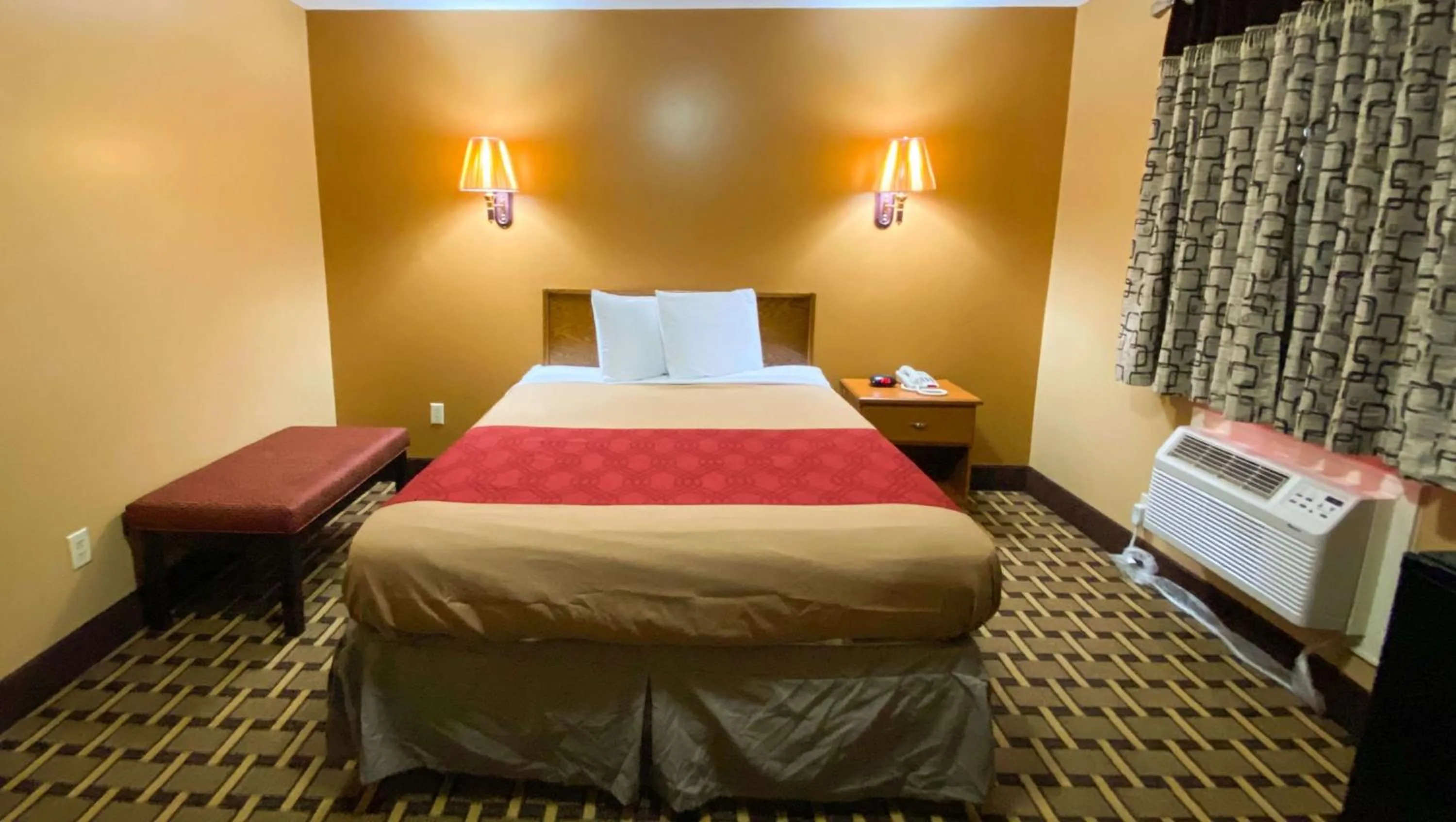 Photo of the whole room, Bed in Rama Inn Bells - Jackson West Hwy 412